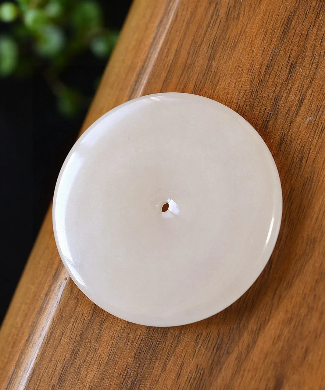 天然和田玉.藕粉.大平安扣.玉质油润细腻.线条简洁优美.古时称为壁.寓意事事圆满.扣住平安.品质保证全国复检.尺寸50.9/7重37.19克.