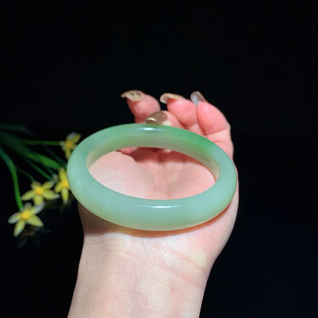 和田玉58.5圈口翠青手镯！玉质细腻油润 底色纯净 脂粉好，品质高