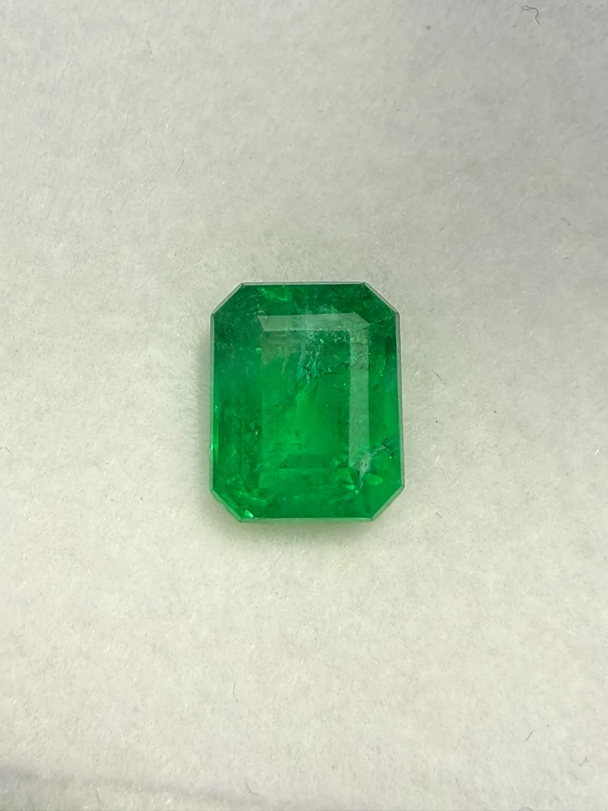 2.3ct天然祖母绿裸石，尺寸8.3*6.7*5.1 毫米，晶体微棉，颜色美艳