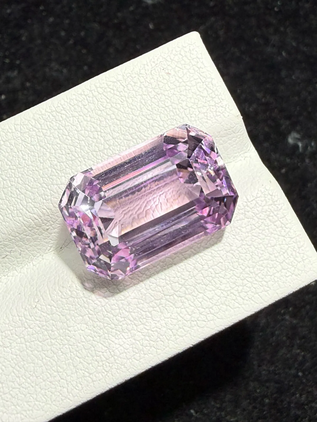 18.985ct天然紫锂辉裸石，颜色美艳，晶体干净，火彩足，尺寸16.8×11.2×10.7mm