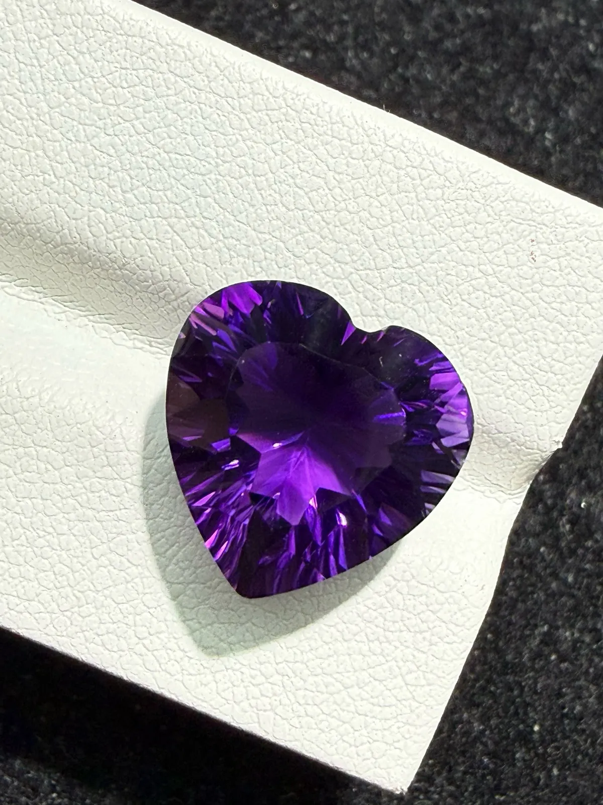 10.24ct天然紫水晶裸石，尺寸14.1*13.8*10mm，颜色美艳 ，晶体通透，火彩足