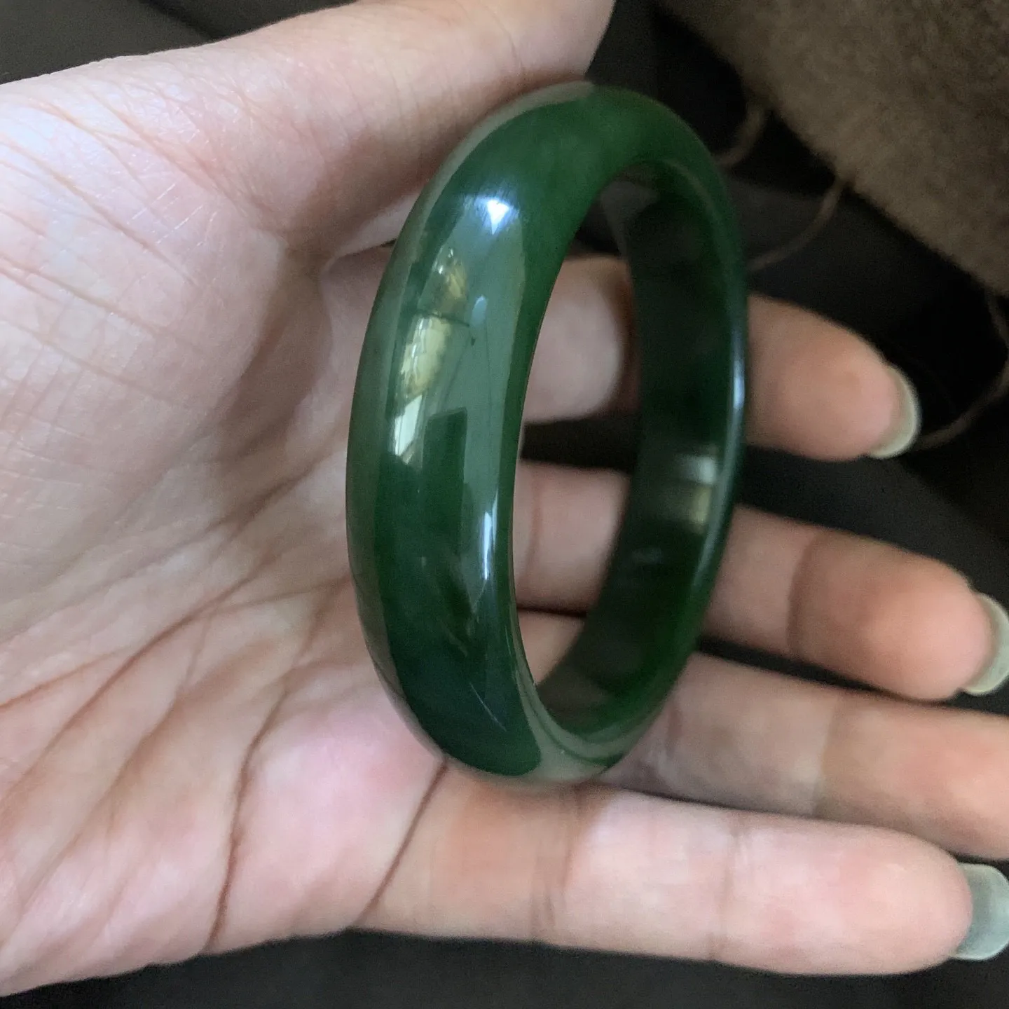 和田玉碧玉56.2圈口菠菜绿手镯，镯型古朴典雅。在诗情画意的雨巷相遇，你是我腕间的一抹风情，有你眸有