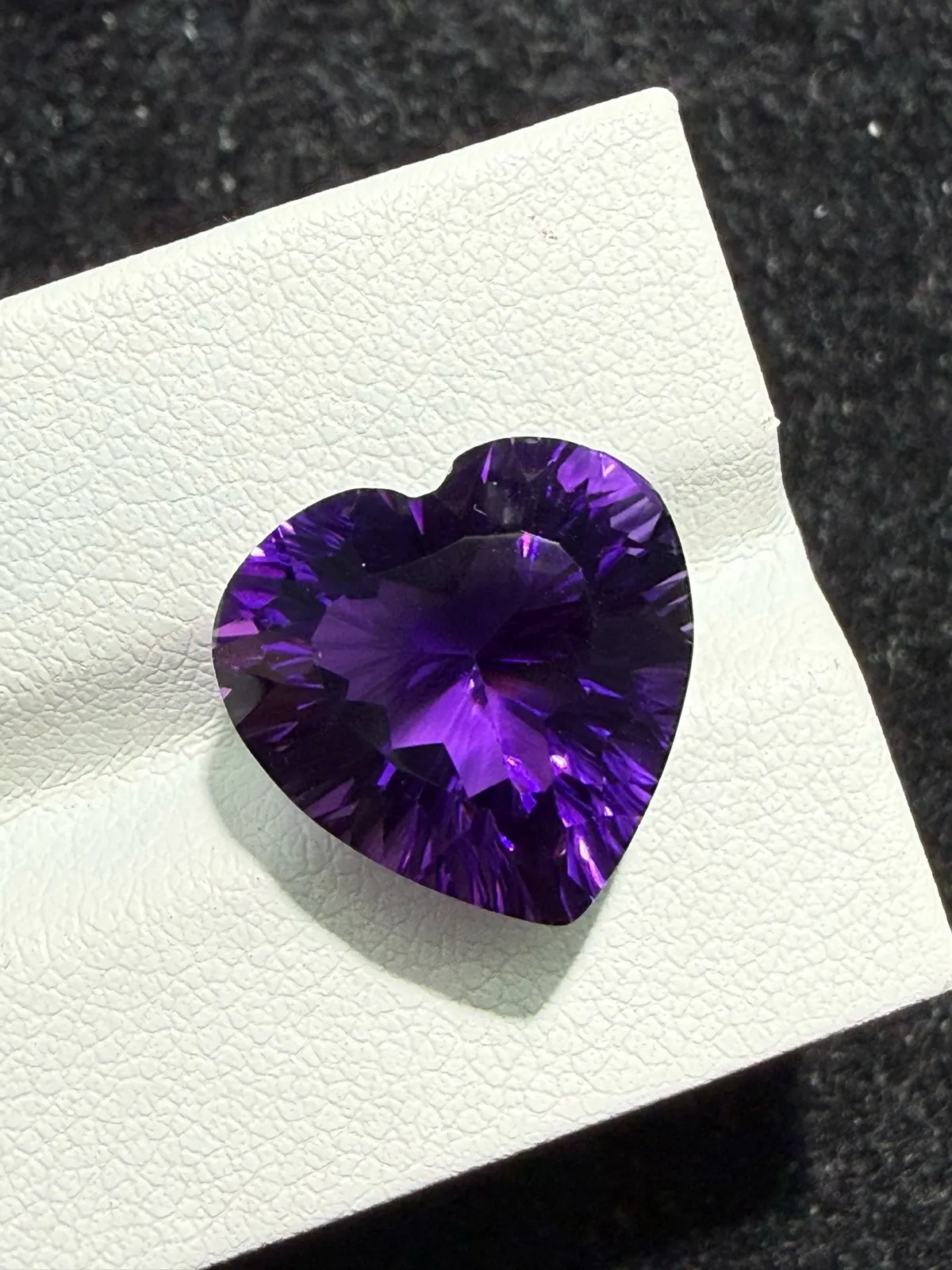 10.24ct天然紫水晶裸石，尺寸14.1*13.8*10mm，颜色美艳 ，晶体通透，火彩足