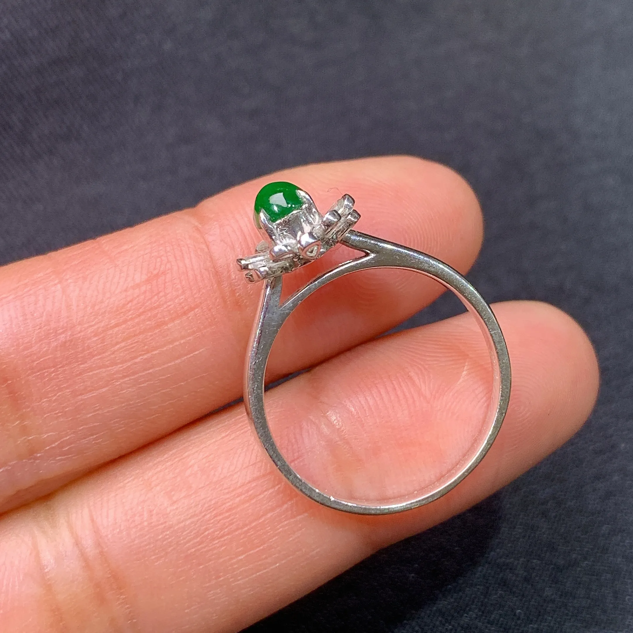 冰阳绿蛋面戒指 18k金镶嵌，款式精美，冰润色阳，圈口14 种水足，裸石尺寸4.3*3.9*2.3