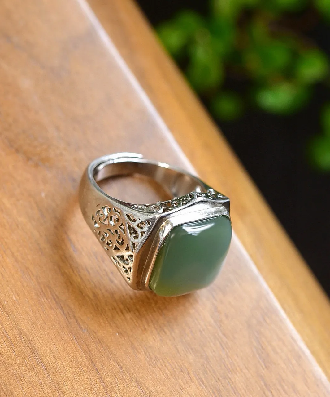 天然和田玉.粉青.戒指.纯银镶嵌.玉质油润.纯手工打磨.活动圈口.上手优美大气.时尚知性.品质保证.全国复检.尺寸14.3/13.8/6重7.69克.