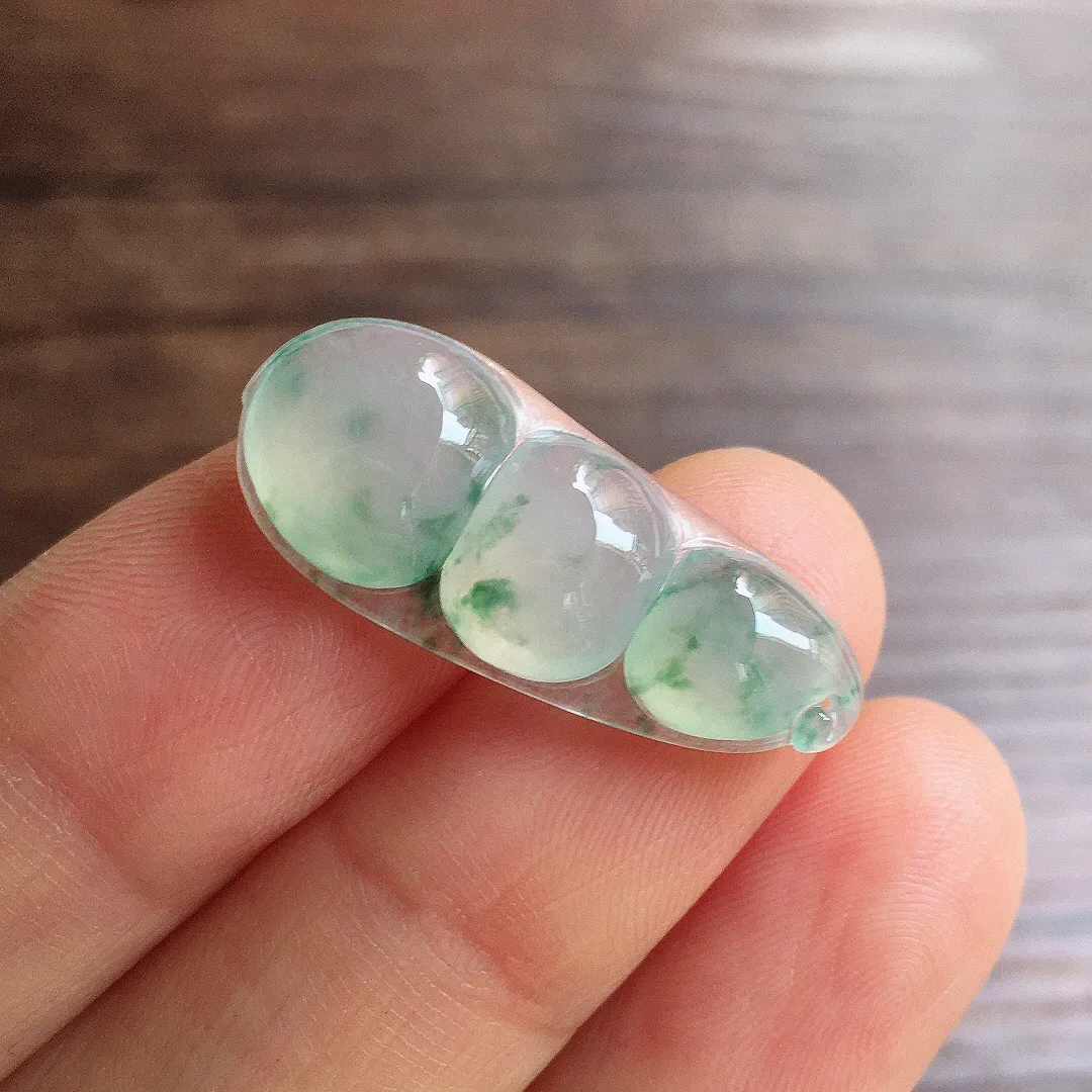 冰飘花福豆，冰润饱满，玉质细腻，种水足，整体尺寸27.2*11.5*4.8