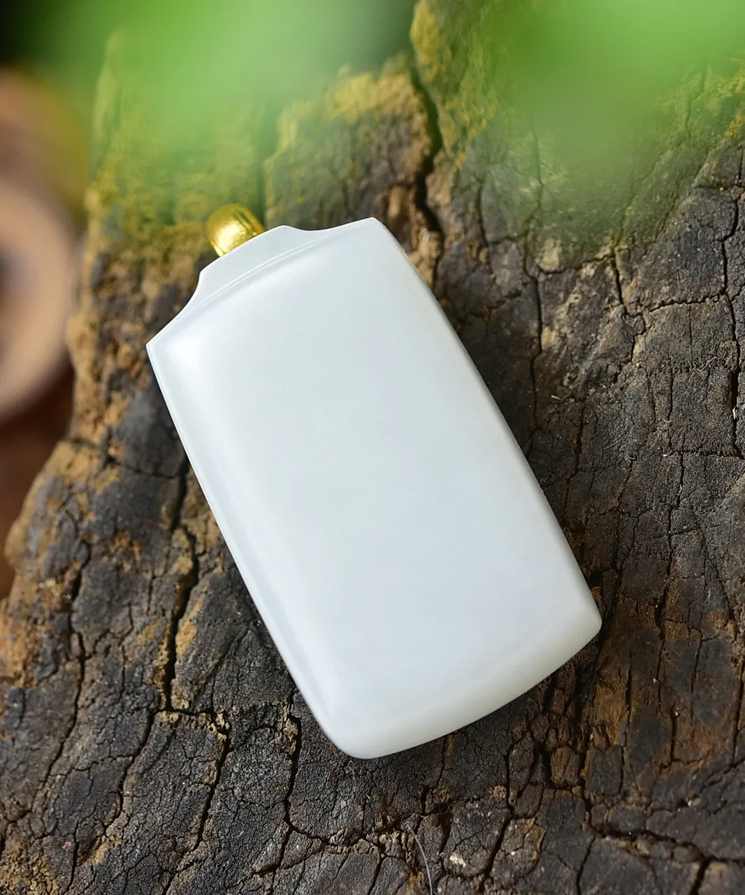 天然和田玉.18k镶嵌.羊脂玉.平安无事牌.玉质细腻.打磨润泽.牌形秀美.素面而出.寓意平安健康.事事顺遂.吉祥如意.品质保证全国复检.尺寸43.5/24.3/14.5重38.09克.