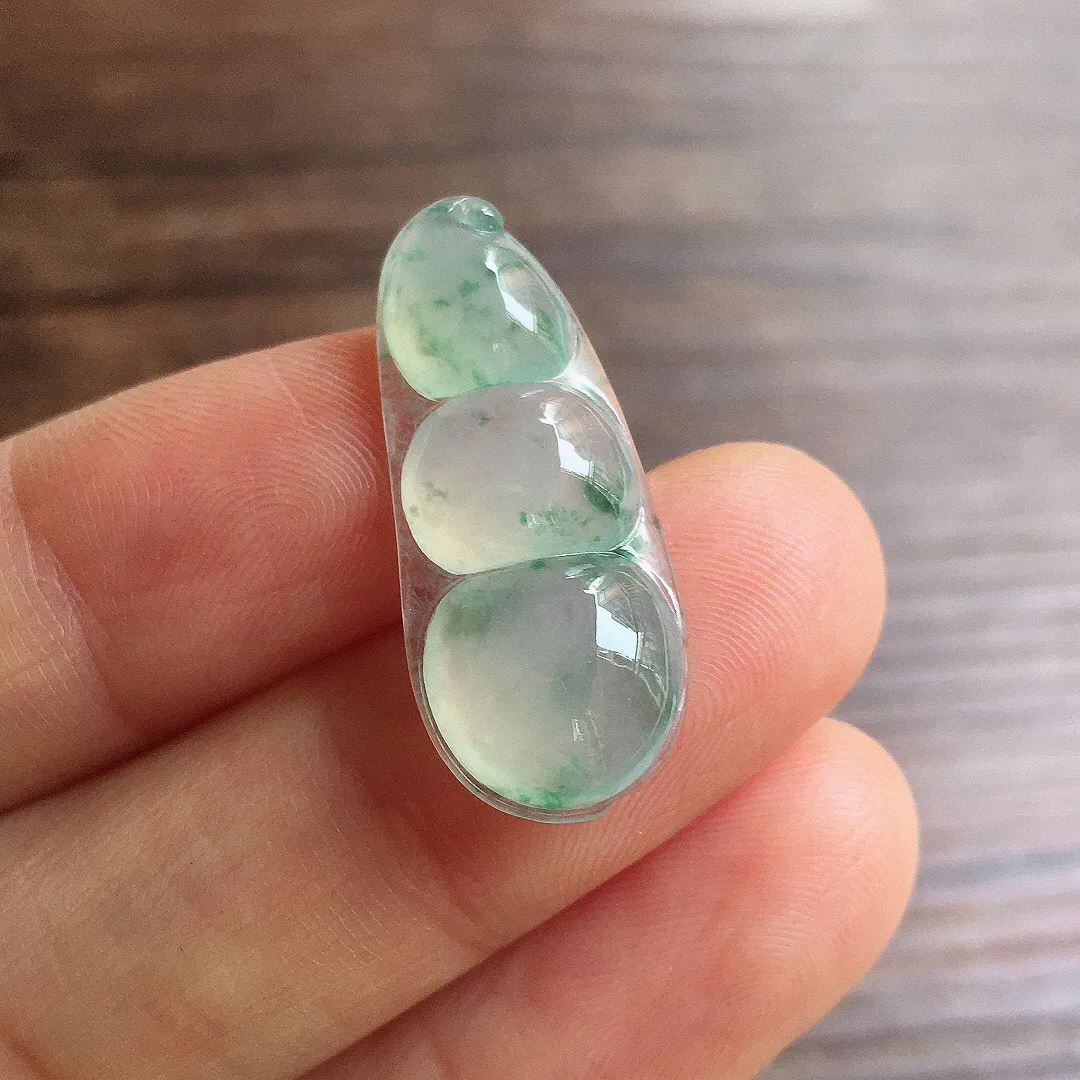 冰飘花福豆，冰润饱满，玉质细腻，种水足，整体尺寸27.2*11.5*4.8