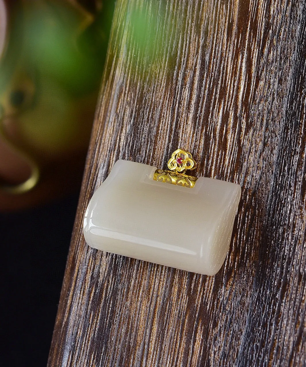 天然和田玉.18K镶嵌.藕粉.长命锁.如意锁.玉质油润.造型精巧.品质保证全国复检.尺寸18.7/25.9/11.7重11.59克.