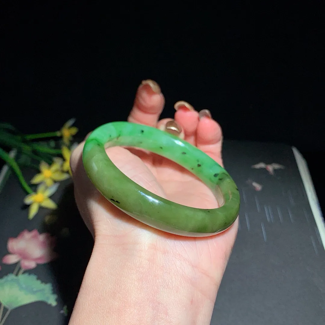 和田玉56.5圈口苹果绿平安镯碧玉手镯！玉质细腻油润 底色纯净 脂粉好，品质好！