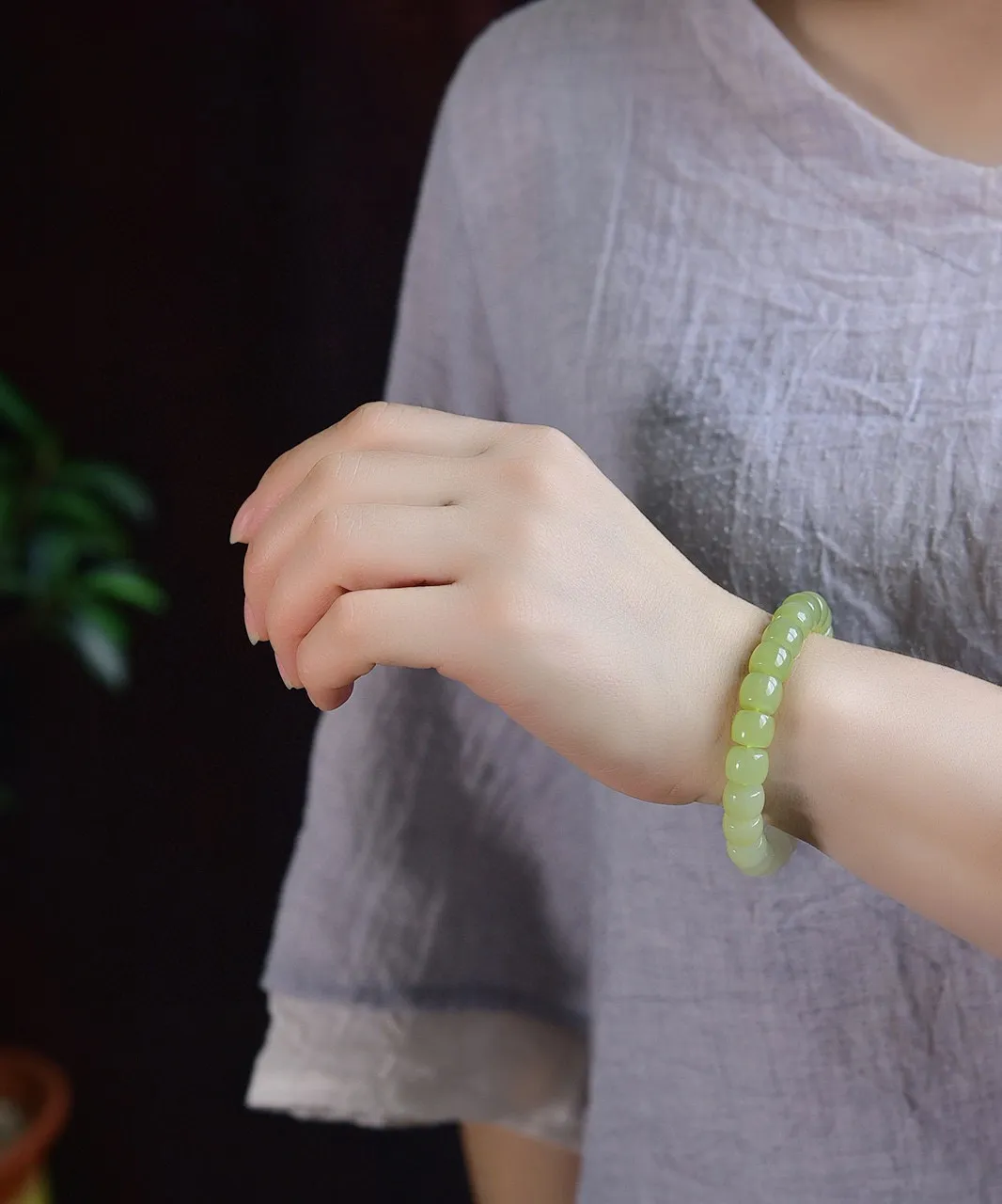 天然和田玉.黄口料.渐变色.老型珠.手链.玉质油润.无杂无裂.纯手工打磨.上手效果.时尚大方.优雅知性.品质保证全国复检.尺寸10/8mm.重32.49克.