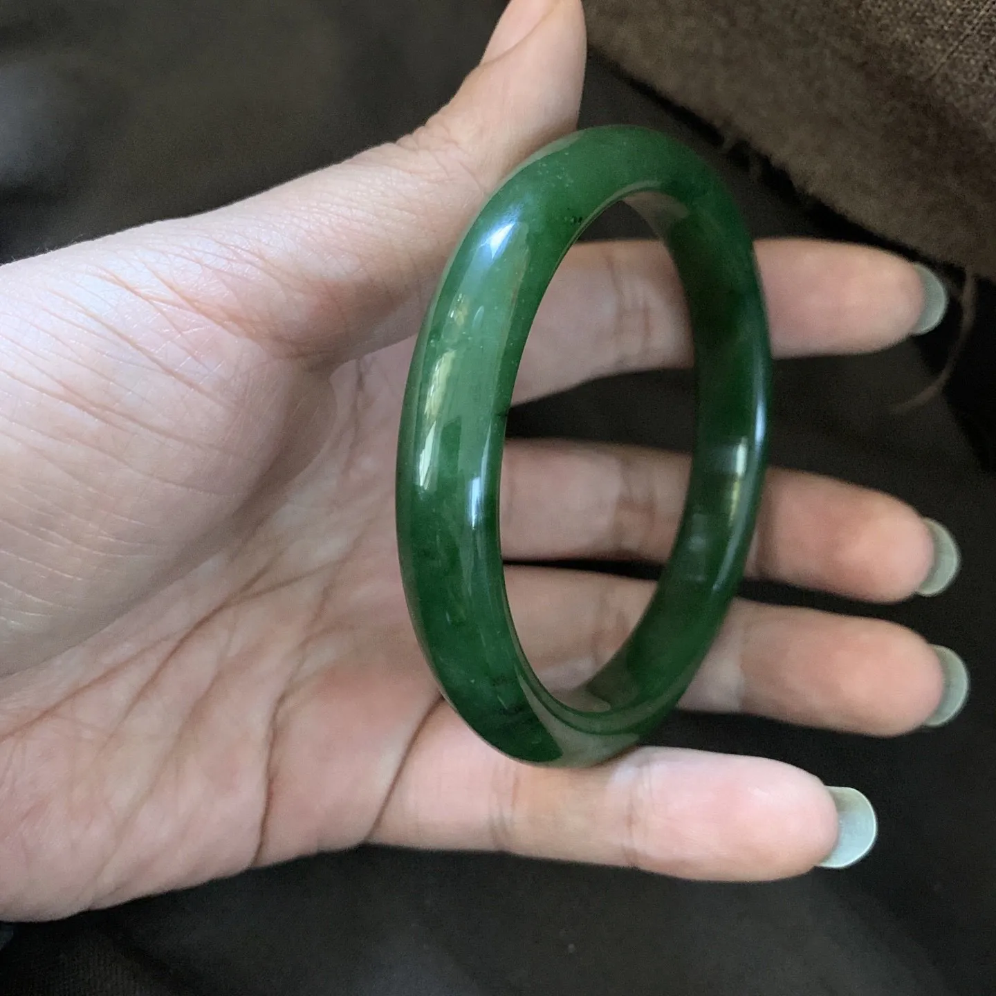 和田玉碧玉64圈口阳绿色手镯，镯型古朴典雅。在诗情画意的雨巷相遇，你是我腕间的一抹风情，有你眸有深情