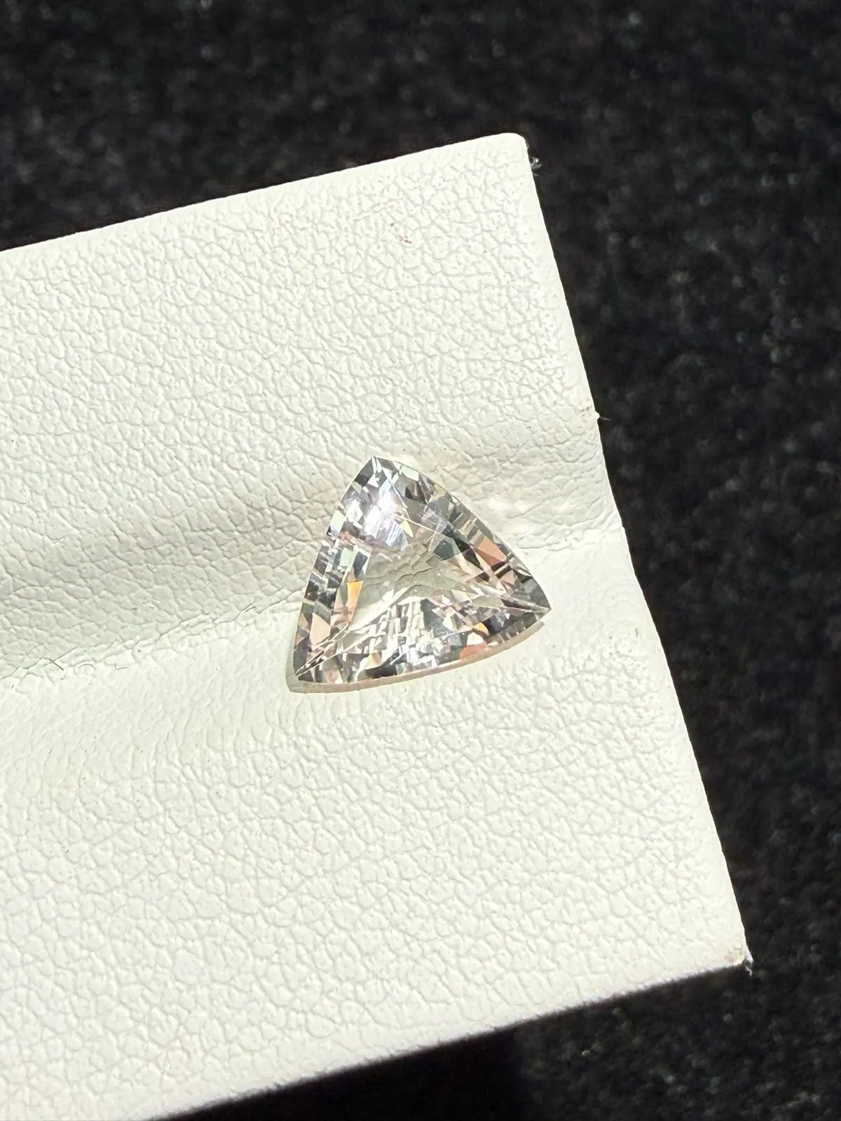 1.41ct天然摩根石裸石，颜色美艳，晶体通透，火彩足，尺寸7.6*8.4*4mm