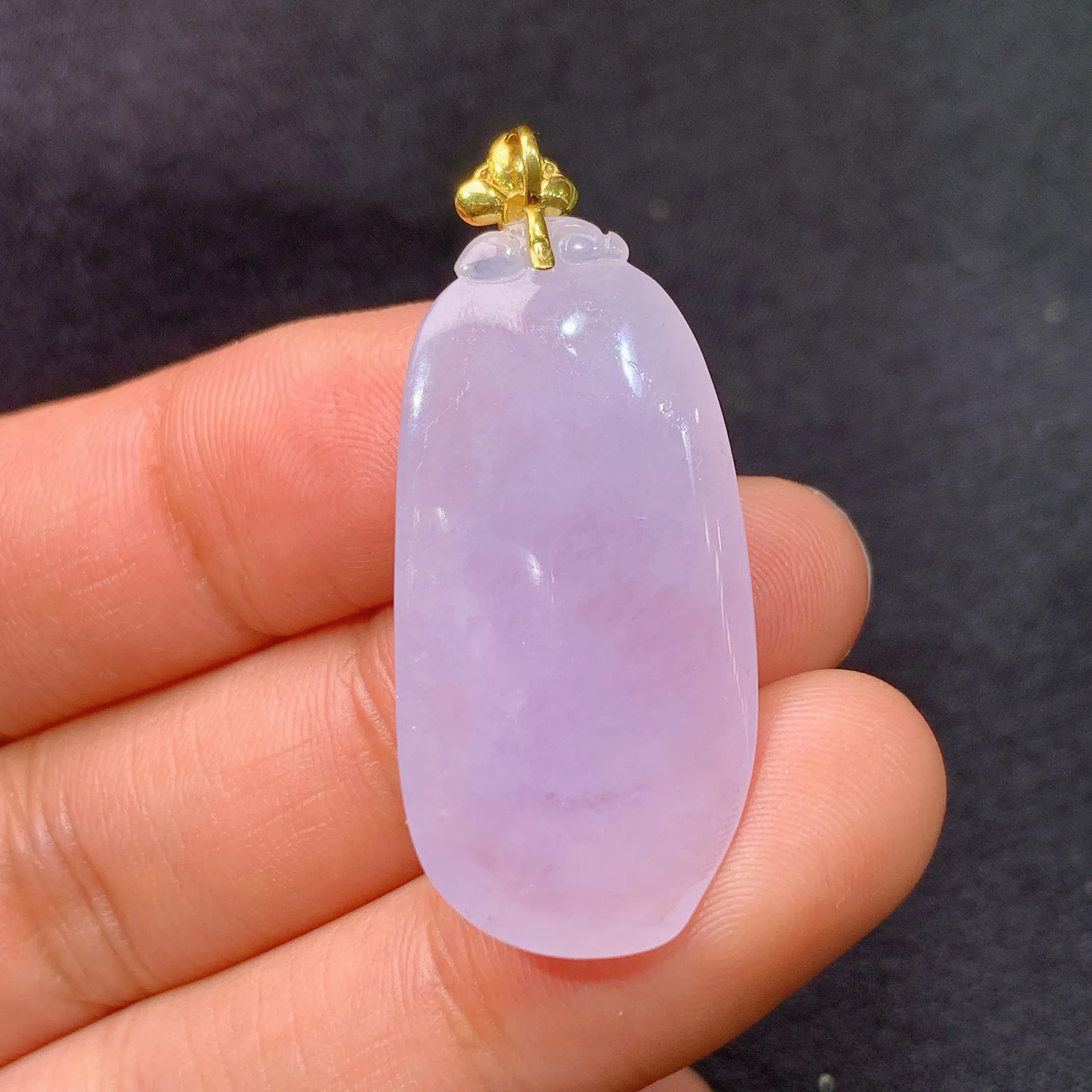 冰紫罗兰福瓜吊坠，18k金镶嵌，温润细腻，颜色鲜艳，整体尺寸27*16*6.6