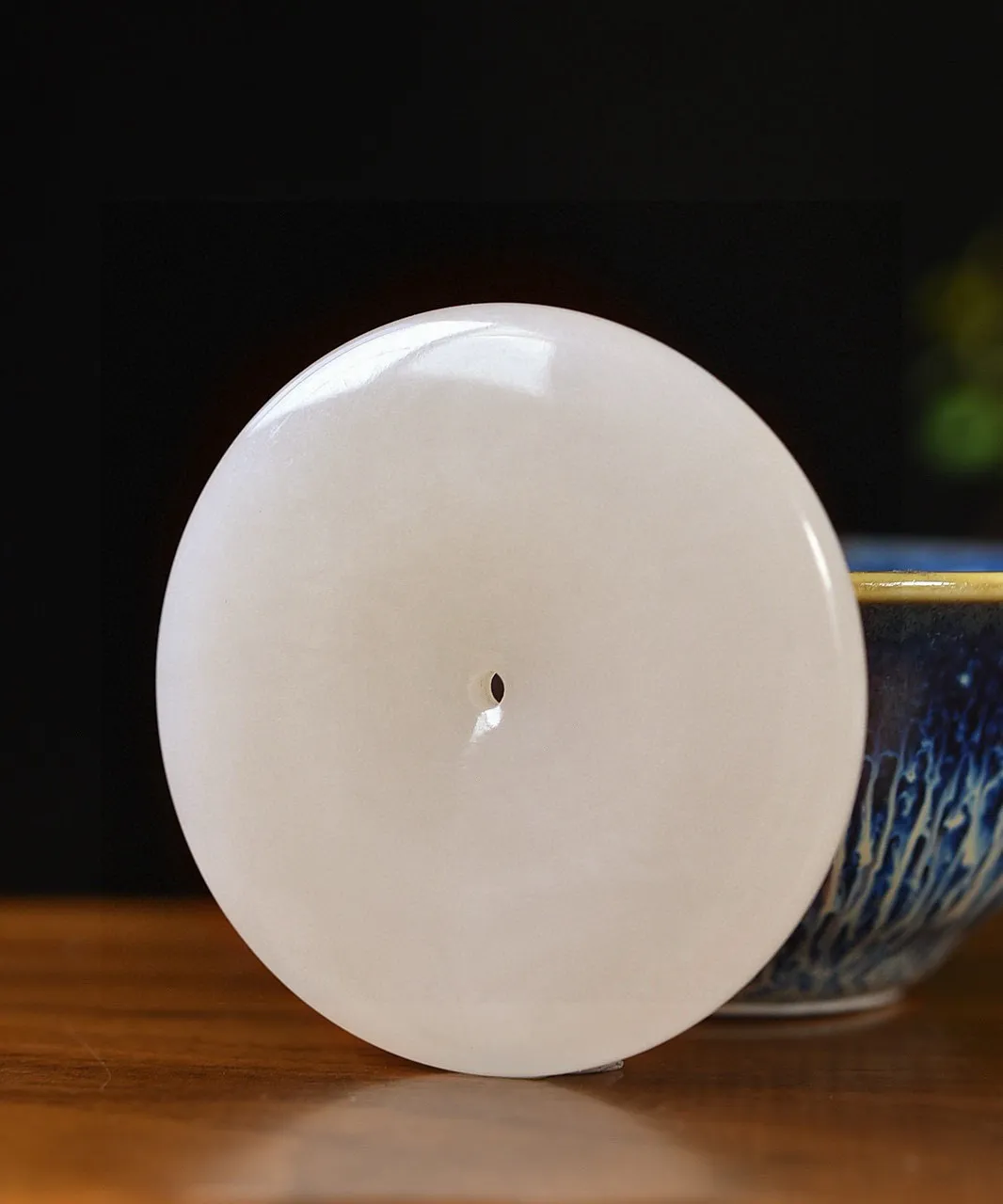 天然和田玉.藕粉.大平安扣.玉质油润细腻.线条简洁优美.古时称为壁.寓意事事圆满.扣住平安.品质保证