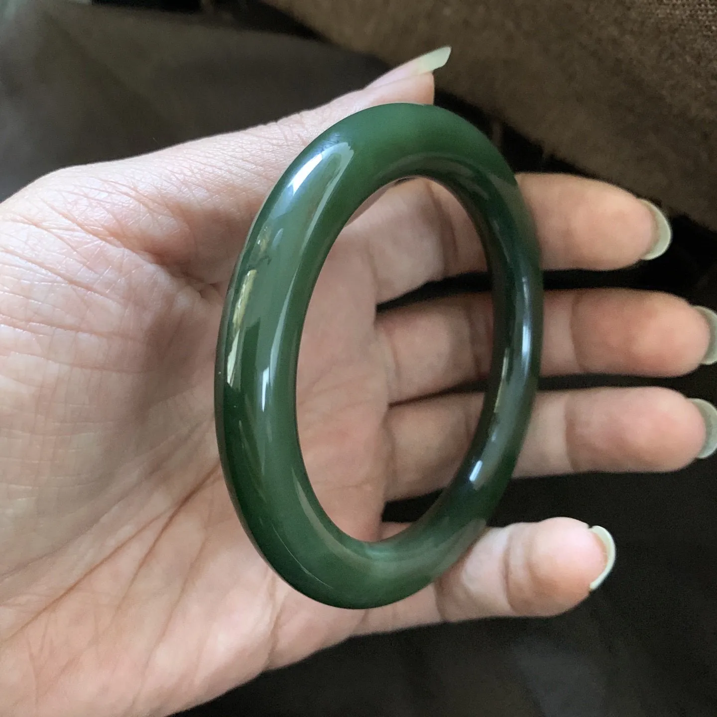 和田玉59圈口菠菜绿圆条手镯【挽间柔情】，镯型古朴典雅。在诗情画意的雨巷相遇，你是我腕间的一抹风情，有你眸有深情.清风荡漾湖间静水，我愿俯身低眉，在烟波涟漪处寻