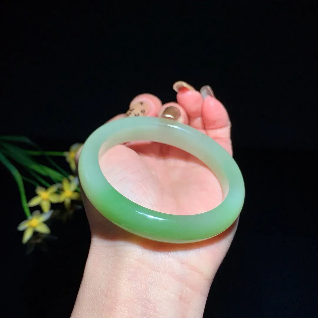 和田玉58.5圈口翠青手镯！玉质细腻油润 底色纯净 脂粉好，品质高