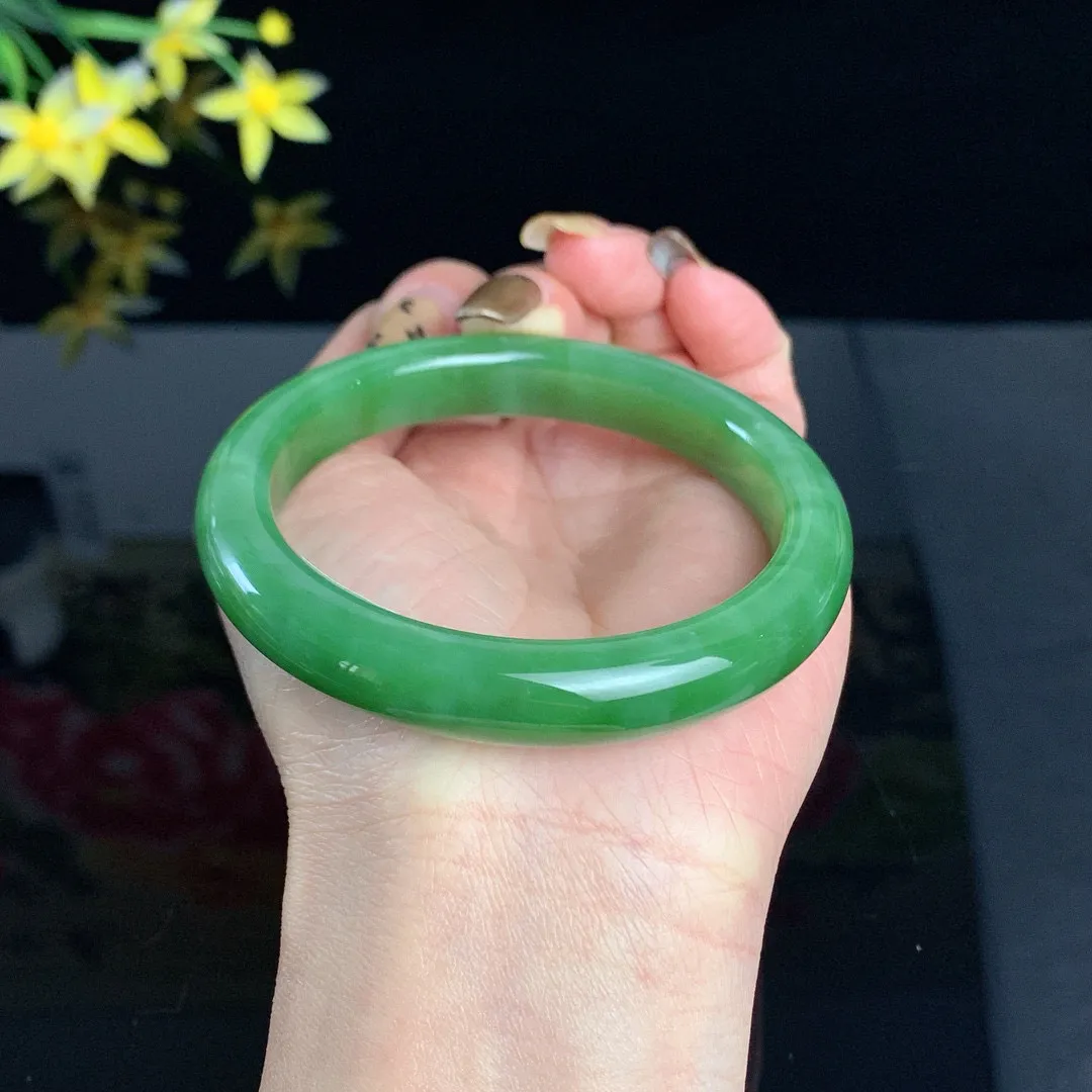 和田玉碧玉59圈口阳绿色碧玉手镯！玉质细腻油润 底色纯净 无裂无黑 脂粉好，品质好！