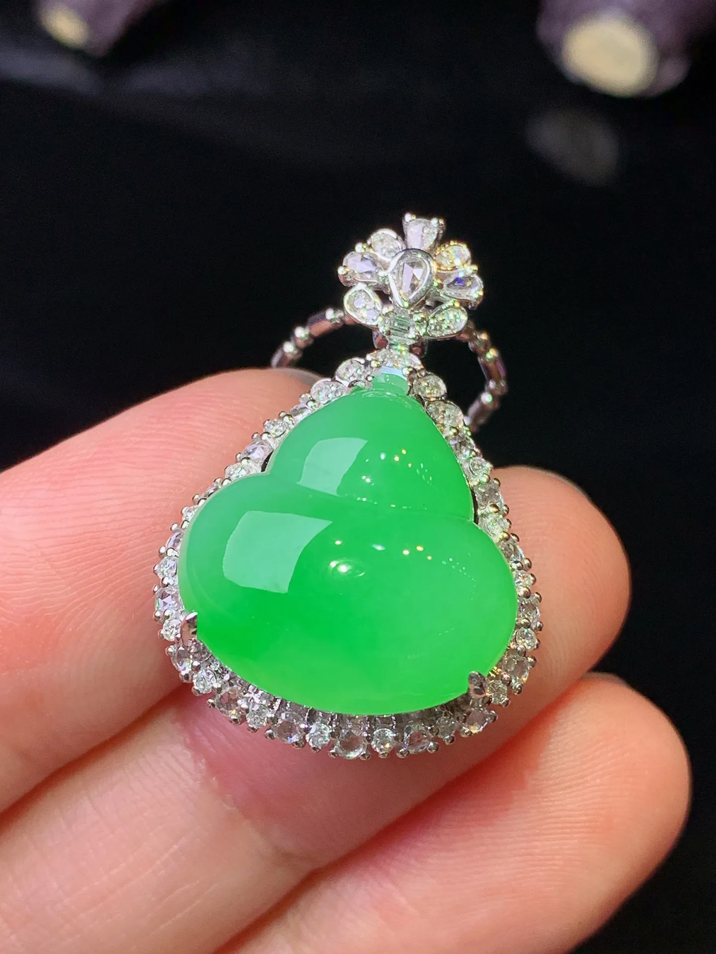 18k金钻镶嵌翠绿葫芦吊坠 玉质细腻 色泽清新艳丽 整体尺寸28.3*19.2*13.6