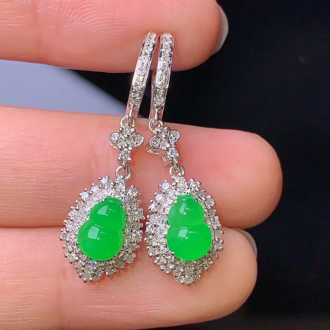 18k金钻镶嵌满绿葫芦耳坠 玉质细腻 色泽艳丽 整体尺寸33.5*9.4*7.5