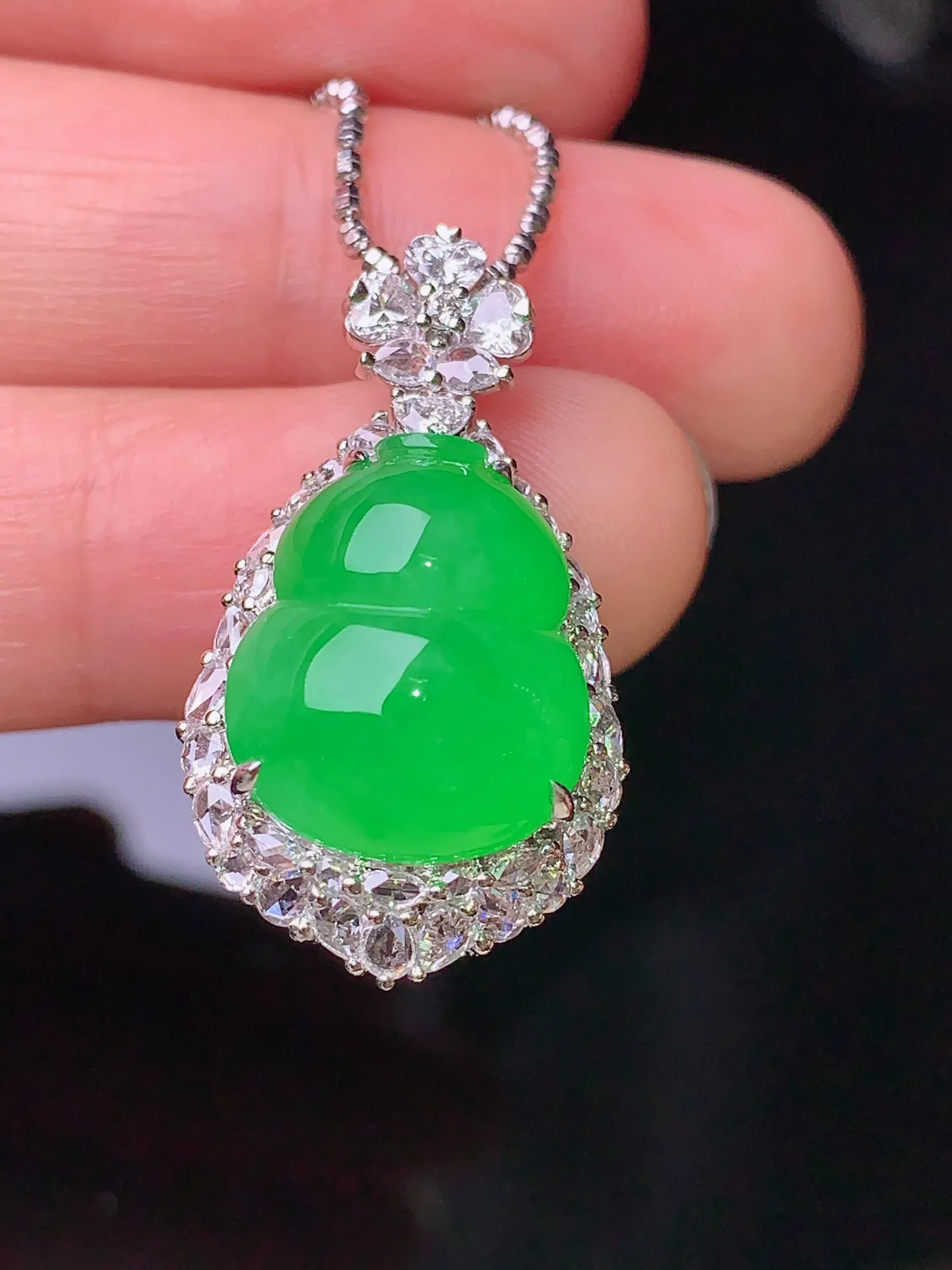 18k金钻镶嵌翠绿葫芦吊坠 玉质细腻 色泽清新艳丽 整体尺寸28.7*16*12.5