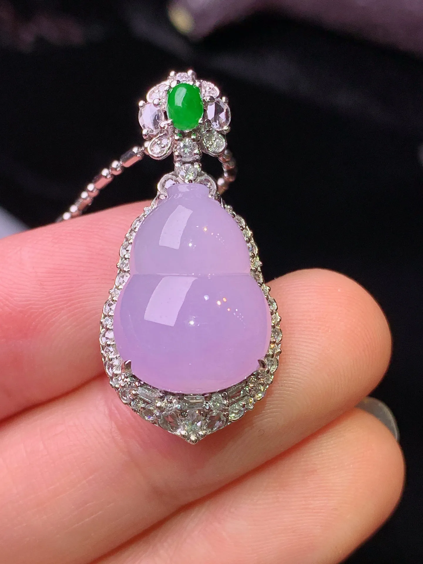 18k金钻镶嵌紫罗兰葫芦吊坠 玉质细腻 水润亮眼 色泽艳丽 整体尺寸30.3*14.8*11.6