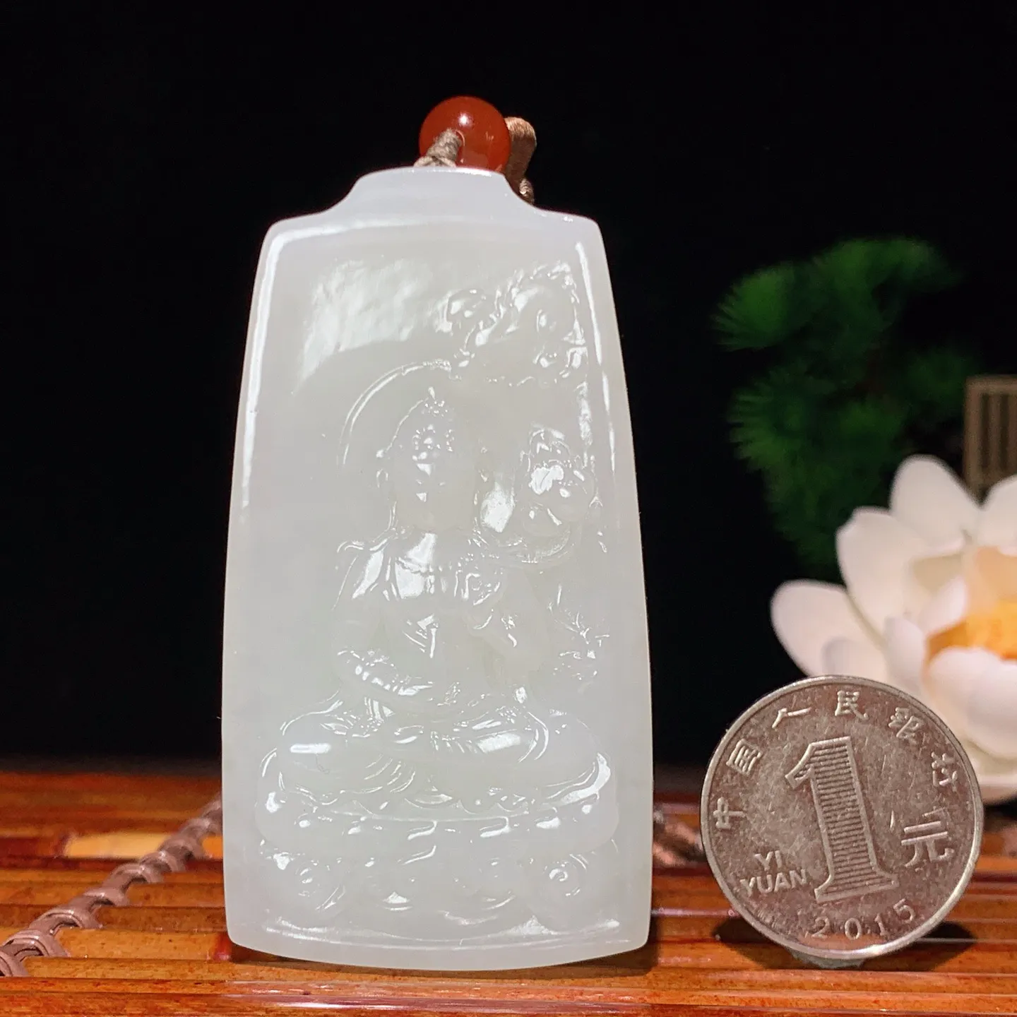 和田玉白玉坐莲观音牌子挂件 尺寸68.6/37.1/8.9重52.1克。玉质细腻油润。手推出油。佩戴高端典雅。lt260224