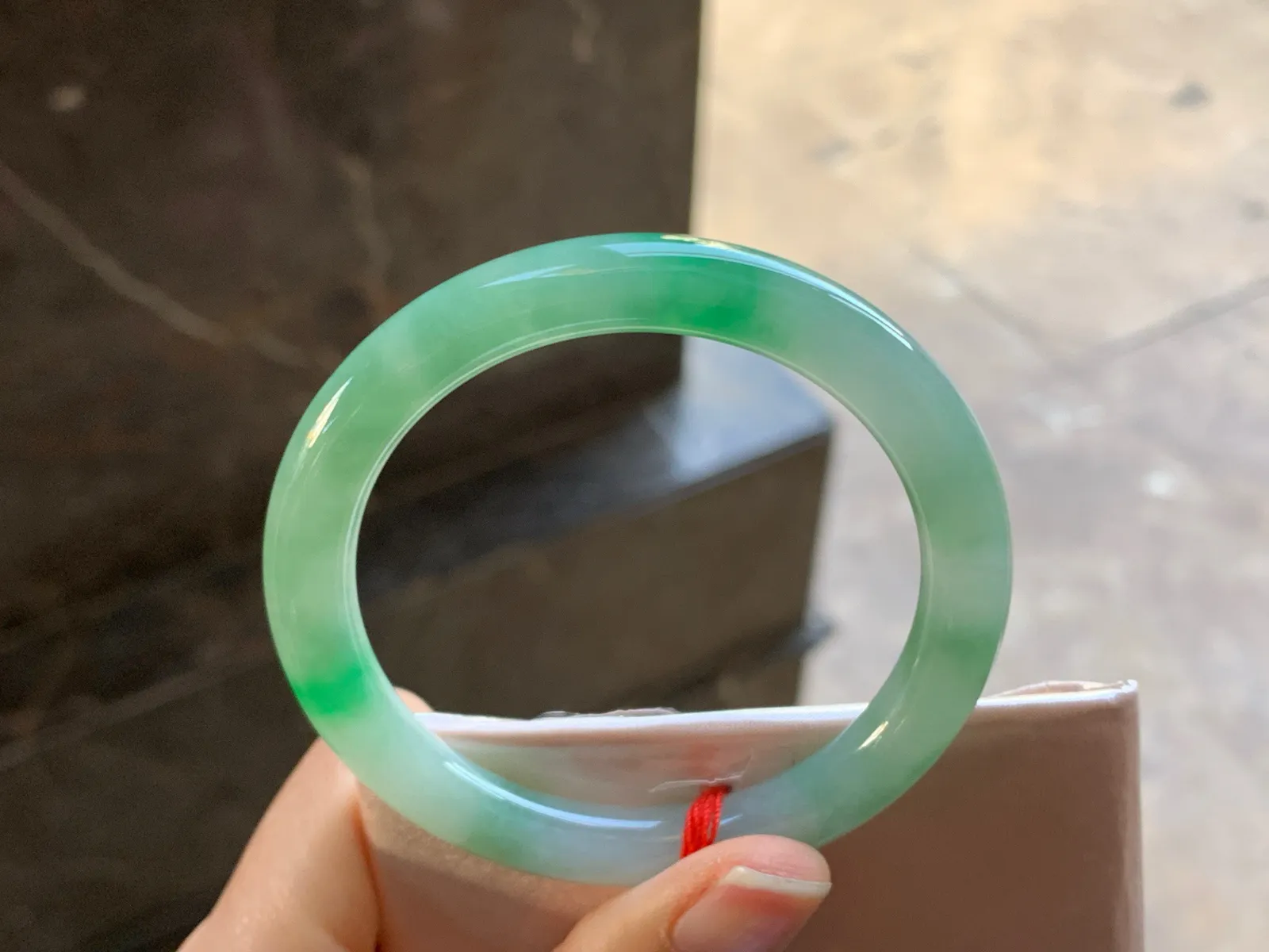 51-8

阳绿色圆条手镯^_^颜色好看