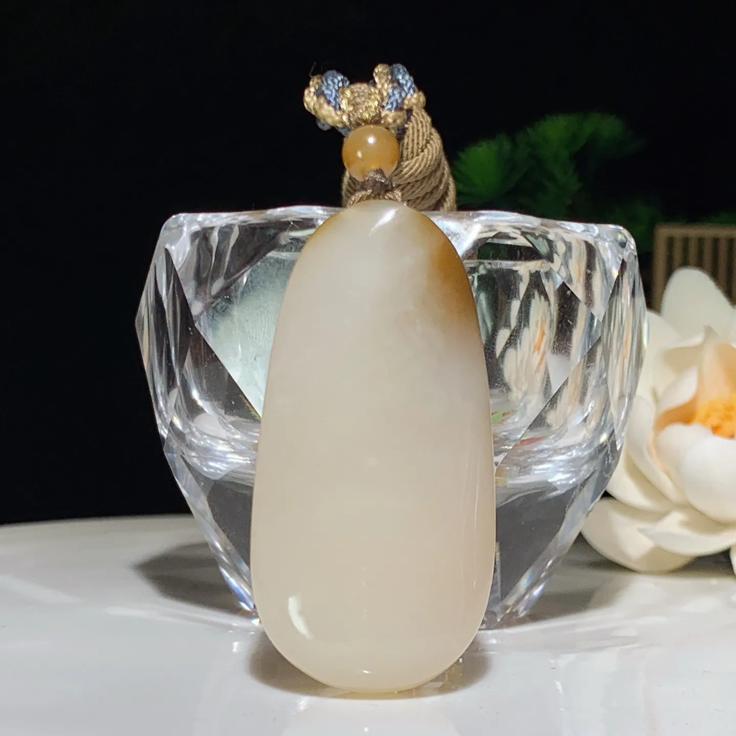 新疆和田玉白玉且末糖观音头挂件 尺寸50.3/24.6/13.6重26克。玉质细腻油润。手推出油。佩戴高端典雅。lt260224