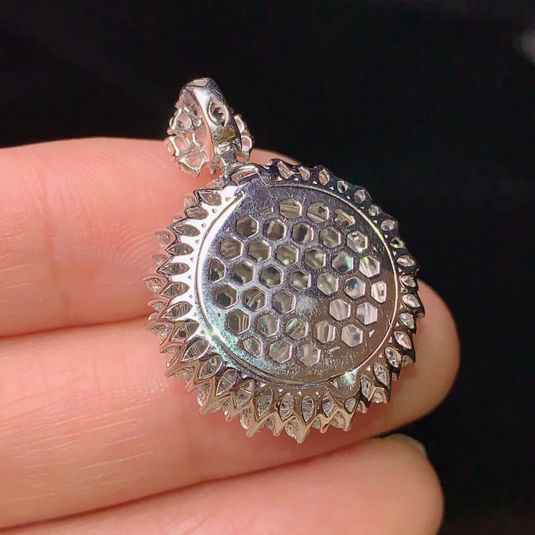 18k金钻镶嵌阳绿圆牌吊坠 玉质细腻  色泽艳丽  整体尺寸28.8*21.8*10.5