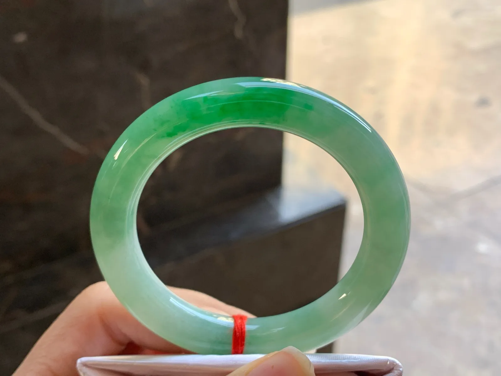 52-10.5

绿色圆条手镯^_^鲜艳