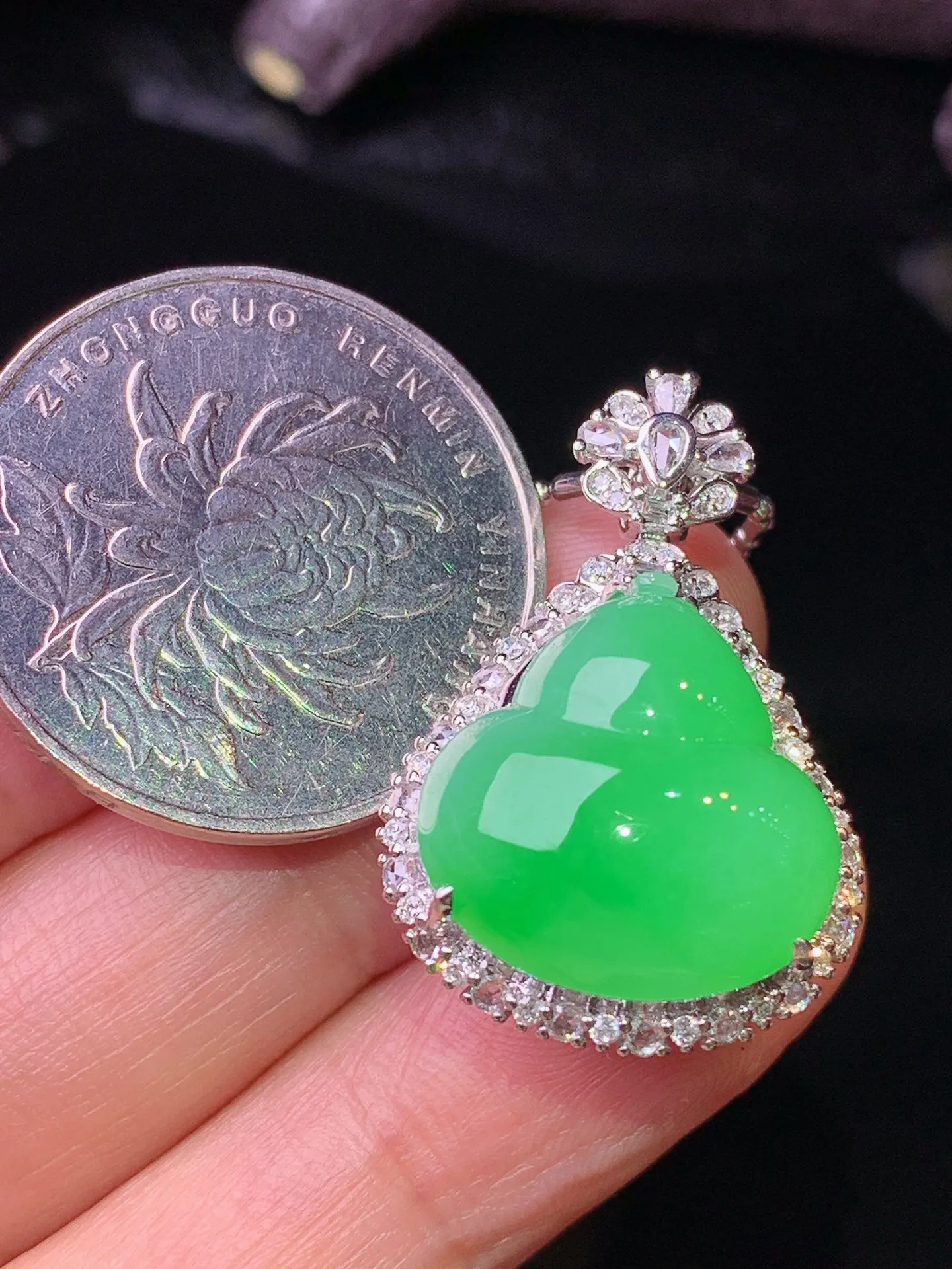 18k金钻镶嵌翠绿葫芦吊坠 玉质细腻 色泽清新艳丽 整体尺寸28.3*19.2*13.6
