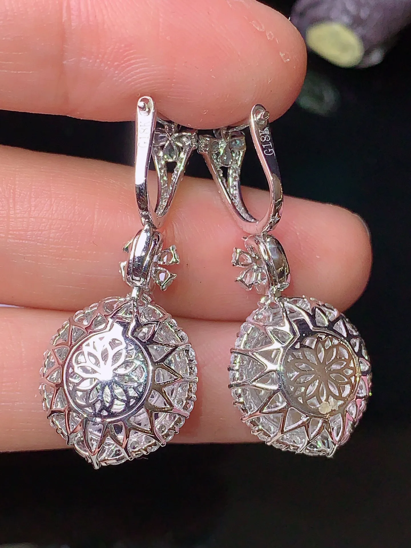 18k金钻镶嵌翠绿圆牌耳坠 吊坠 两用款 玉质细腻 色泽清新艳丽 整体尺寸34.5*14.8*7.7