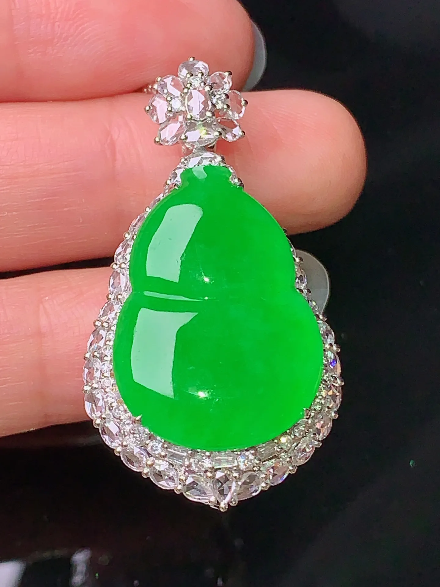 18k金钻镶嵌满绿葫芦吊坠 玉质细腻 色泽清新艳丽  整体尺寸39*21.5*12.5