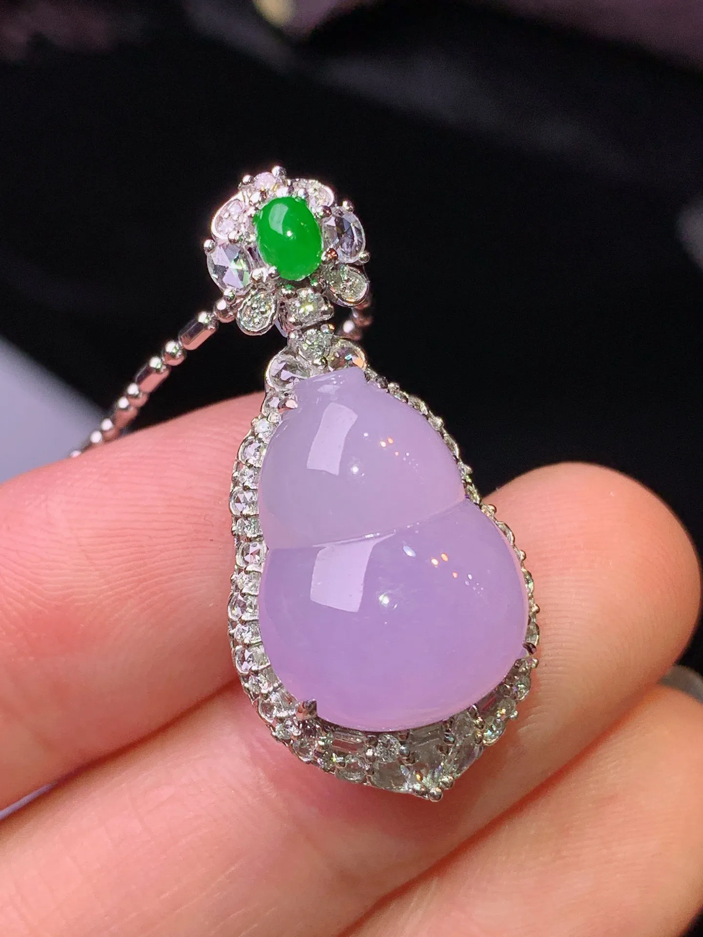 18k金钻镶嵌紫罗兰葫芦吊坠 玉质细腻 水润亮眼 色泽艳丽 整体尺寸30.3*14.8*11.6