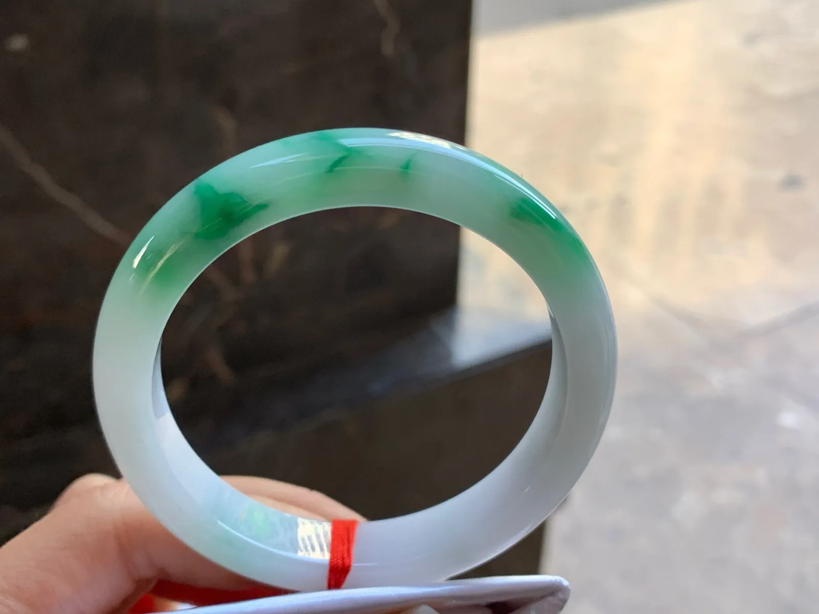 57-11.7-8.4

绿色手镯^_^玉质温润