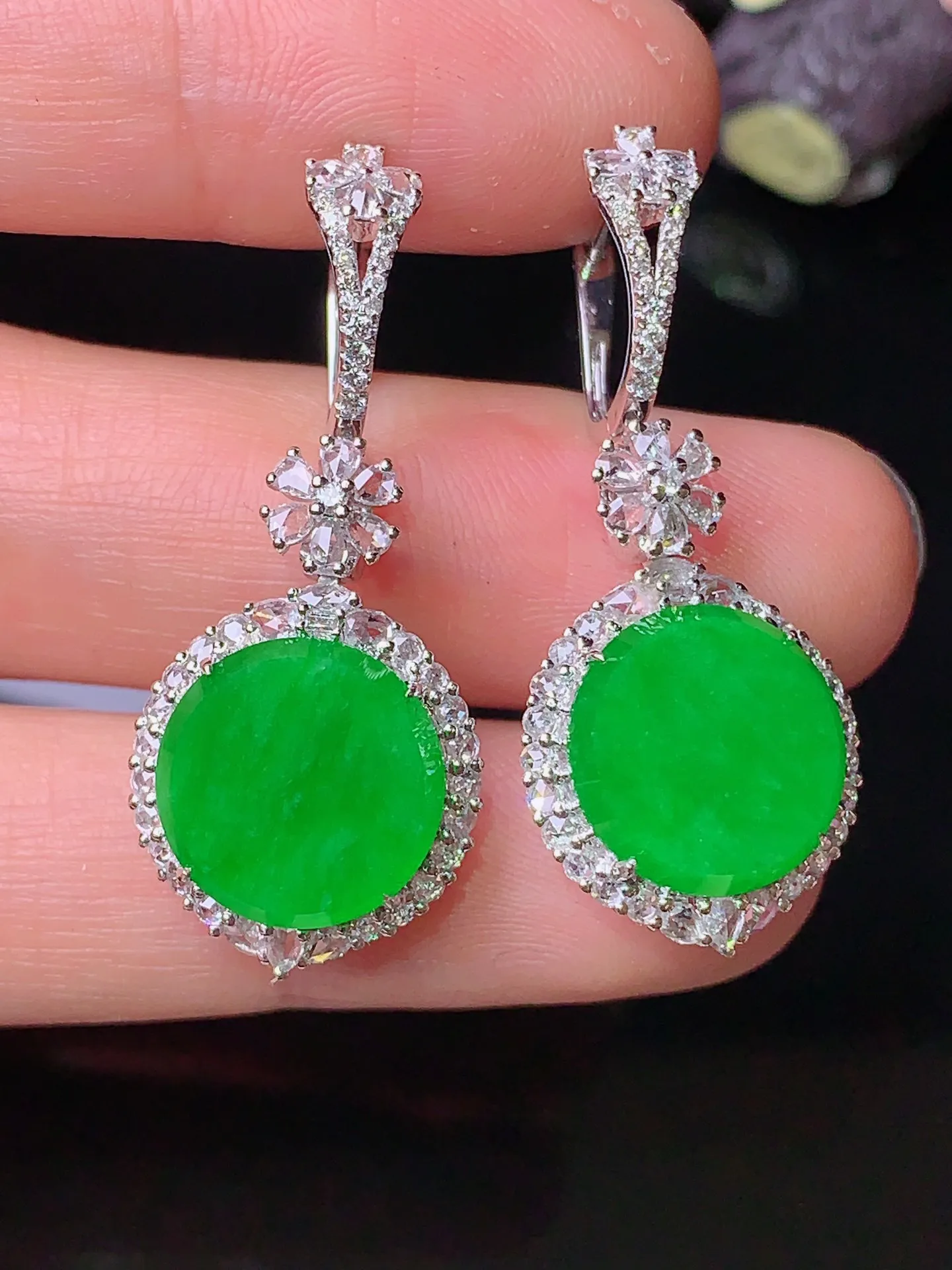 18k金钻镶嵌翠绿圆牌耳坠 吊坠 两用款 玉质细腻 色泽清新艳丽 整体尺寸34.5*14.8*7.7
