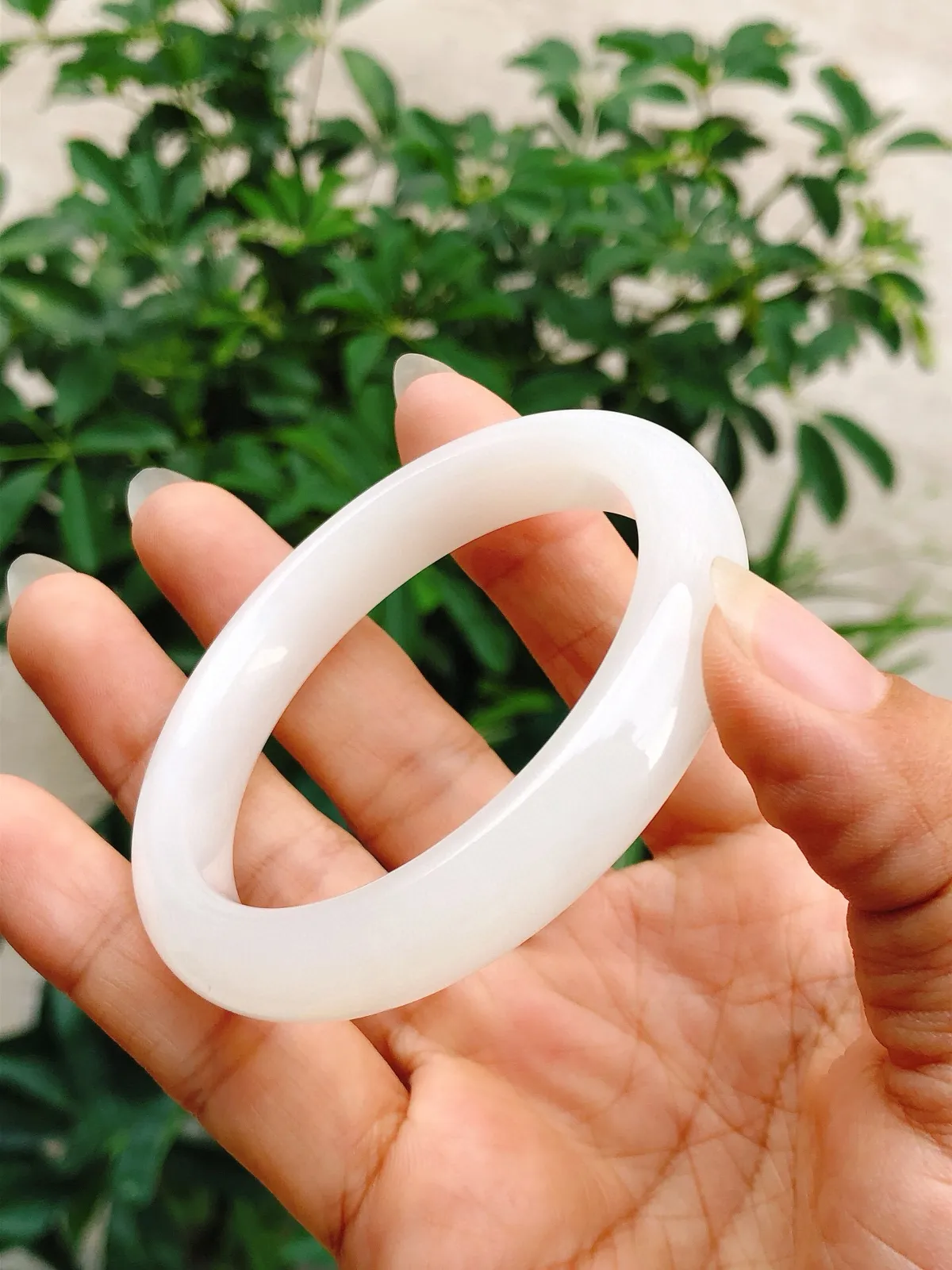 58圈口和田玉白玉手镯，镯型古朴典雅。在诗情画意的雨巷相遇，你是我腕间的一抹风情，有你眸有深情.清风