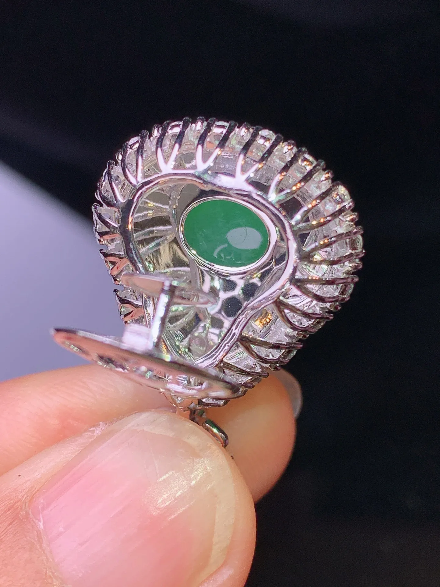 18k金钻镶嵌翠绿葫芦吊坠 玉质细腻 色泽清新艳丽 整体尺寸28.3*19.2*13.6