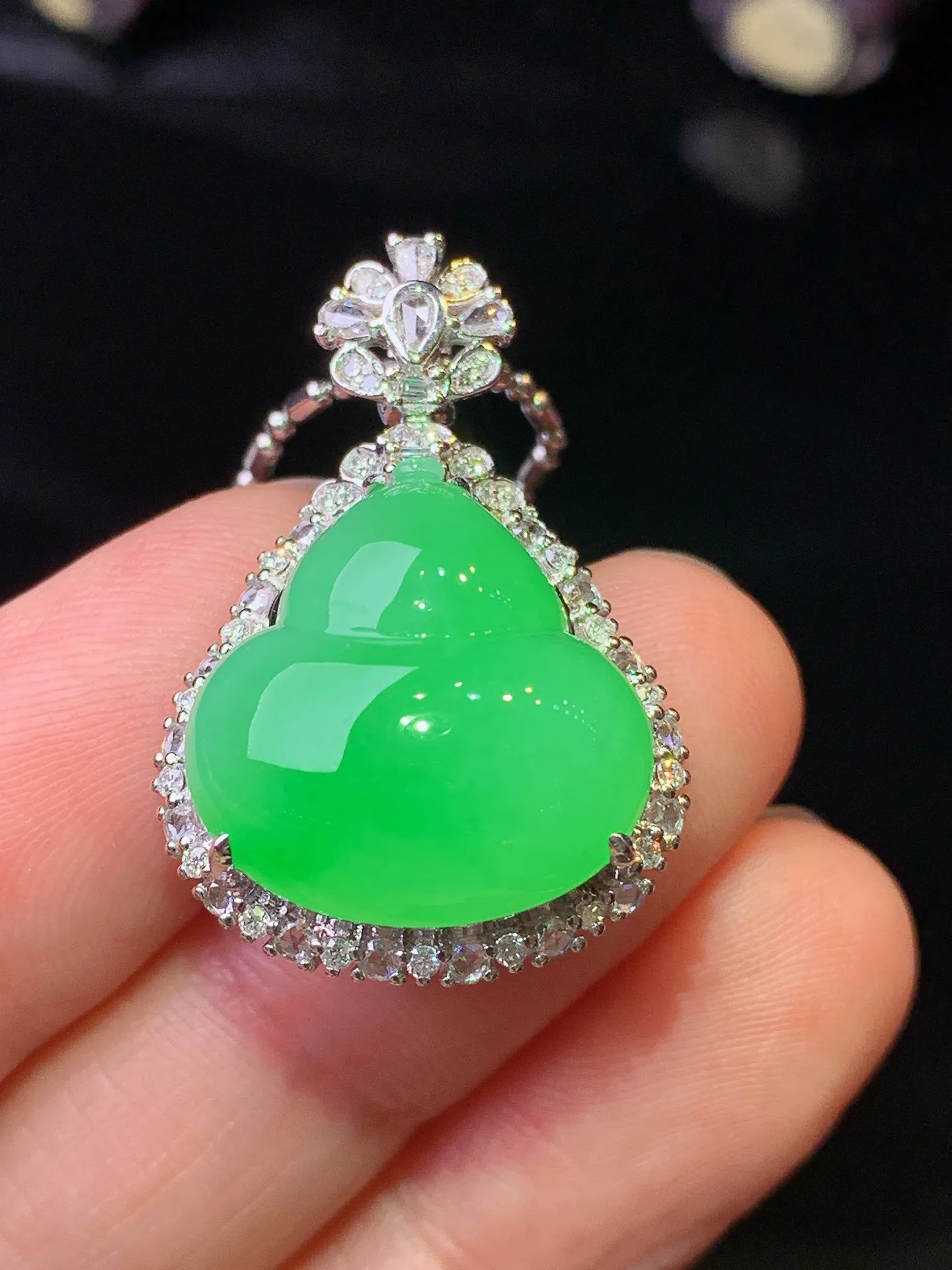 18k金钻镶嵌翠绿葫芦吊坠 玉质细腻 色泽清新艳丽 整体尺寸28.3*19.2*13.6