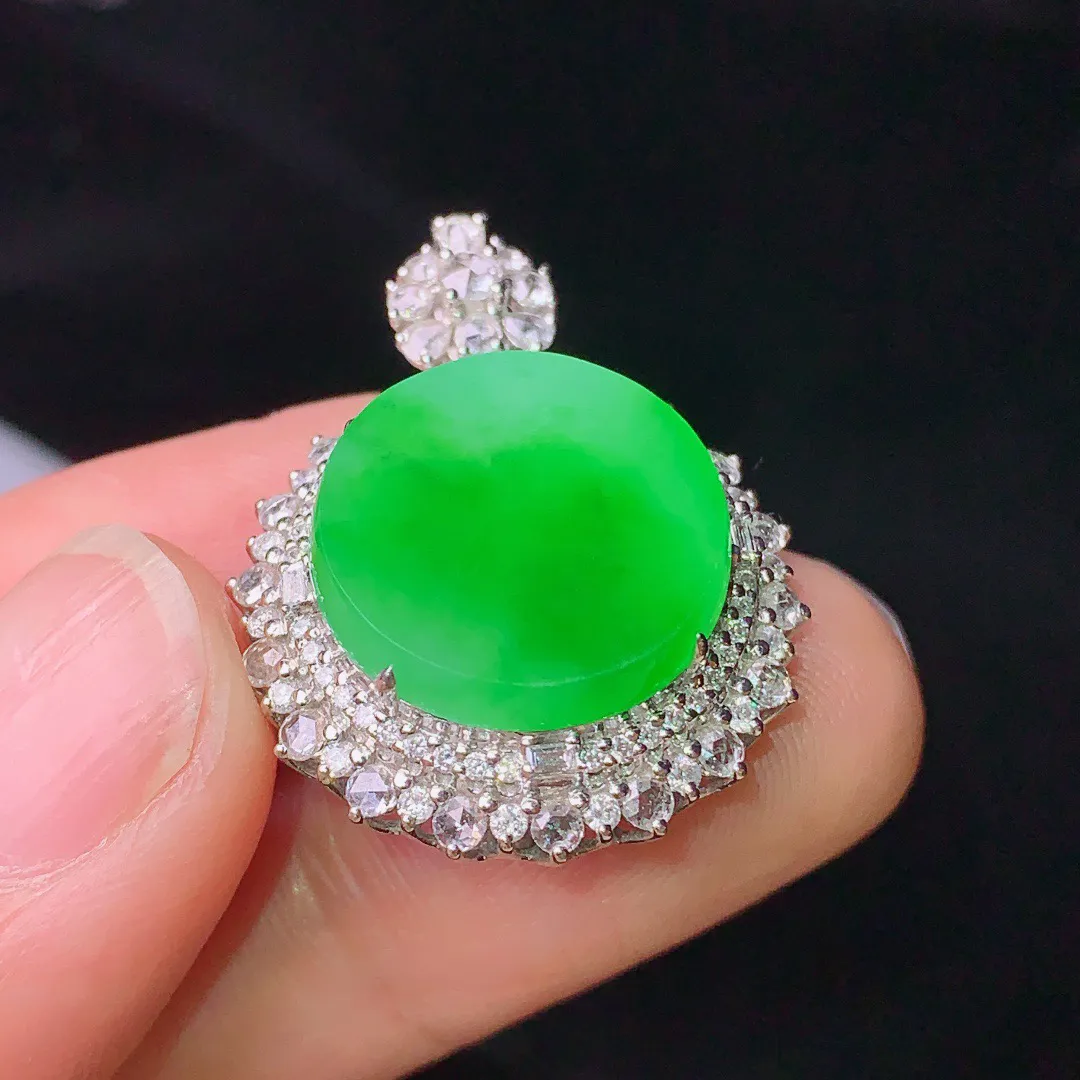 18k金钻镶嵌阳绿圆牌吊坠 玉质细腻  色泽艳丽  整体尺寸28.8*21.8*10.5