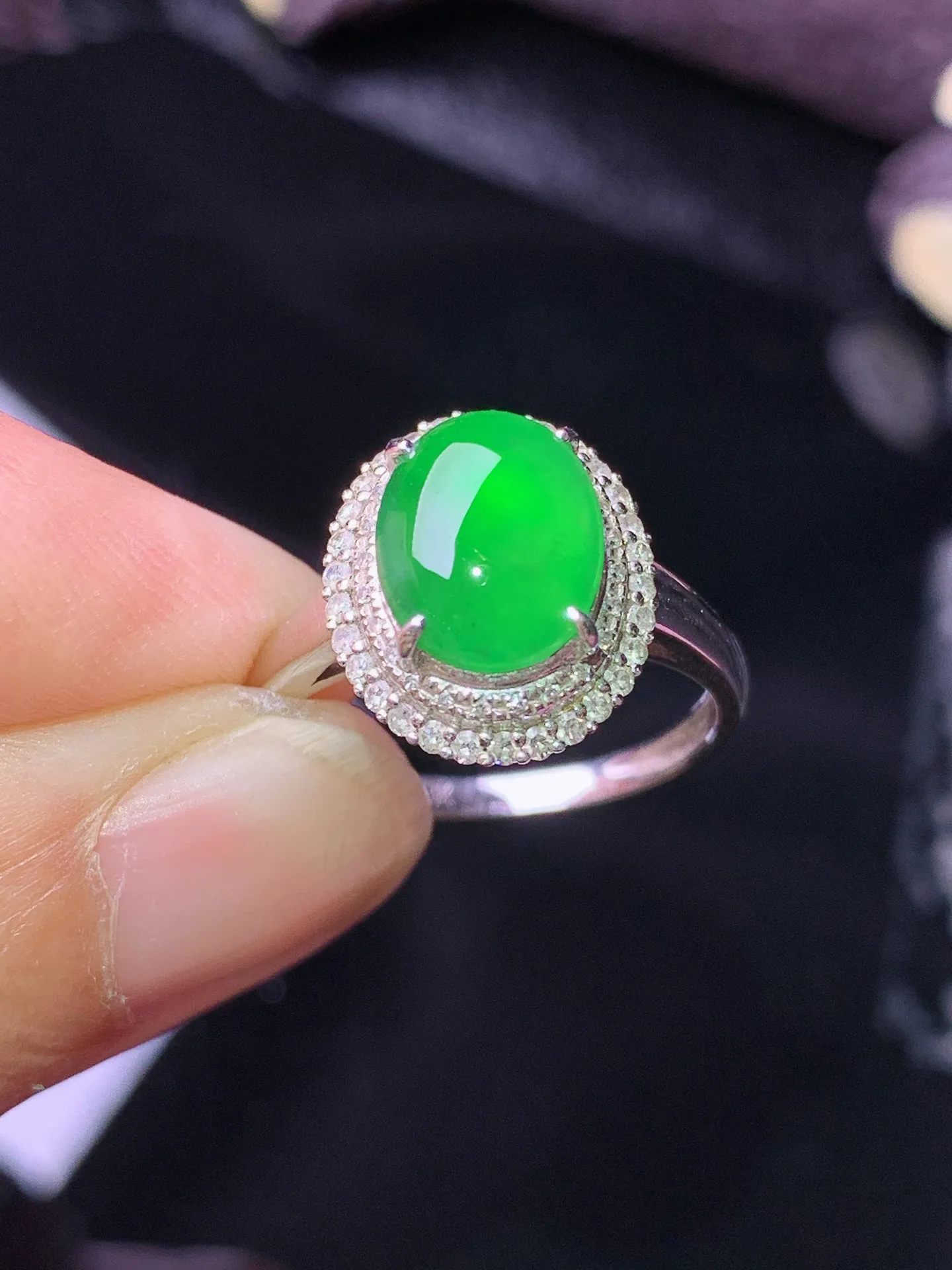 18k金钻镶嵌满绿蛋面戒指 玉质细腻 色泽清新艳丽 圈口14.5整体尺寸13.3*11.3*8