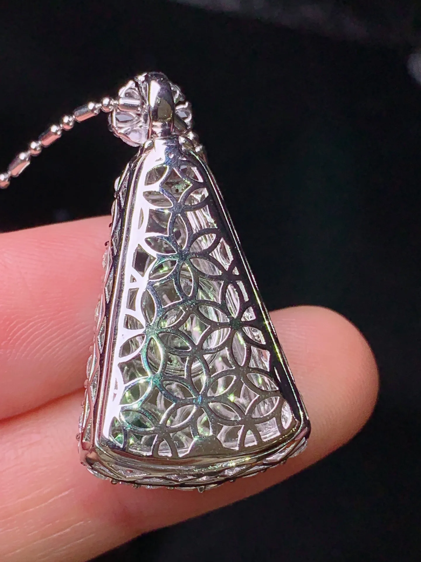 18k金钻镶嵌满绿无事牌吊坠 玉质细腻 水润亮眼 色泽艳丽 整体尺寸34.2*18*9