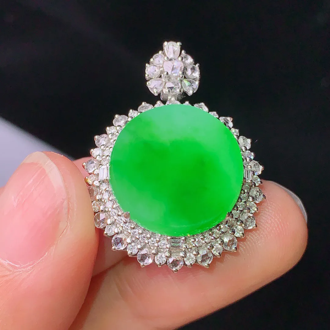 18k金钻镶嵌阳绿圆牌吊坠 玉质细腻  色泽艳丽  整体尺寸28.8*21.8*10.5