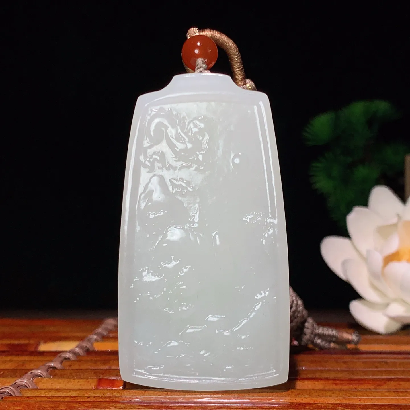 和田玉白玉坐莲观音牌子挂件 尺寸68.6/37.1/8.9重52.1克。玉质细腻油润。手推出油。佩戴高端典雅。lt260224