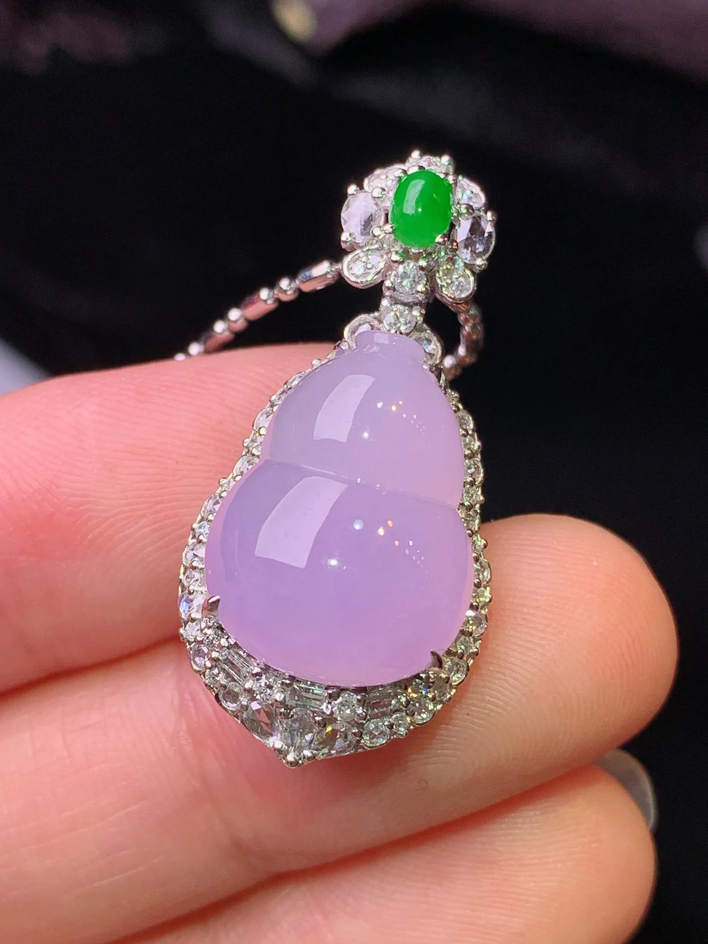 18k金钻镶嵌紫罗兰葫芦吊坠 玉质细腻 水润亮眼 色泽艳丽 整体尺寸30.3*14.8*11.6