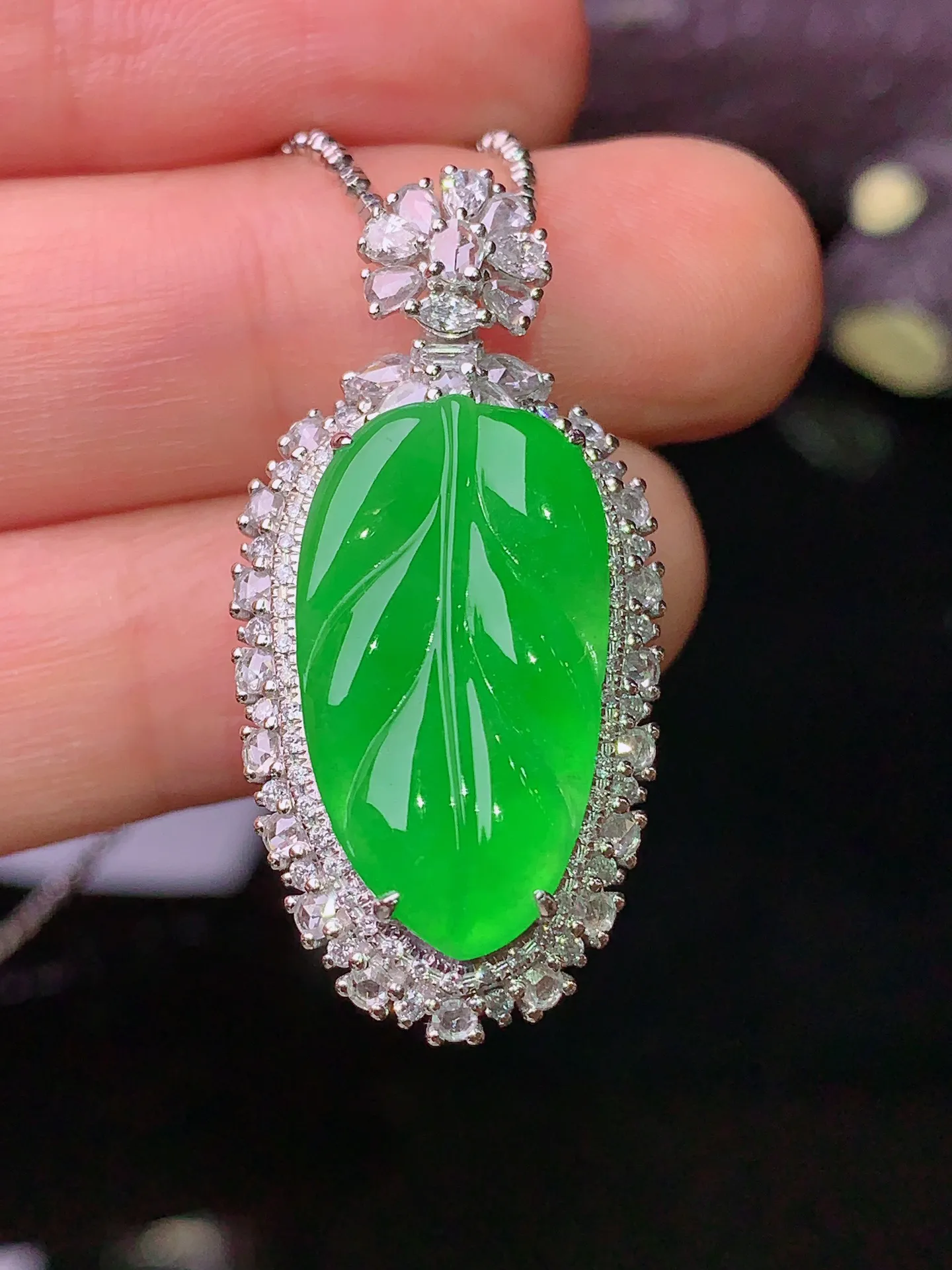 18k金钻镶嵌满绿树叶吊坠 玉质细腻 色泽清新艳丽 整体尺寸33.2*16.7*11.2