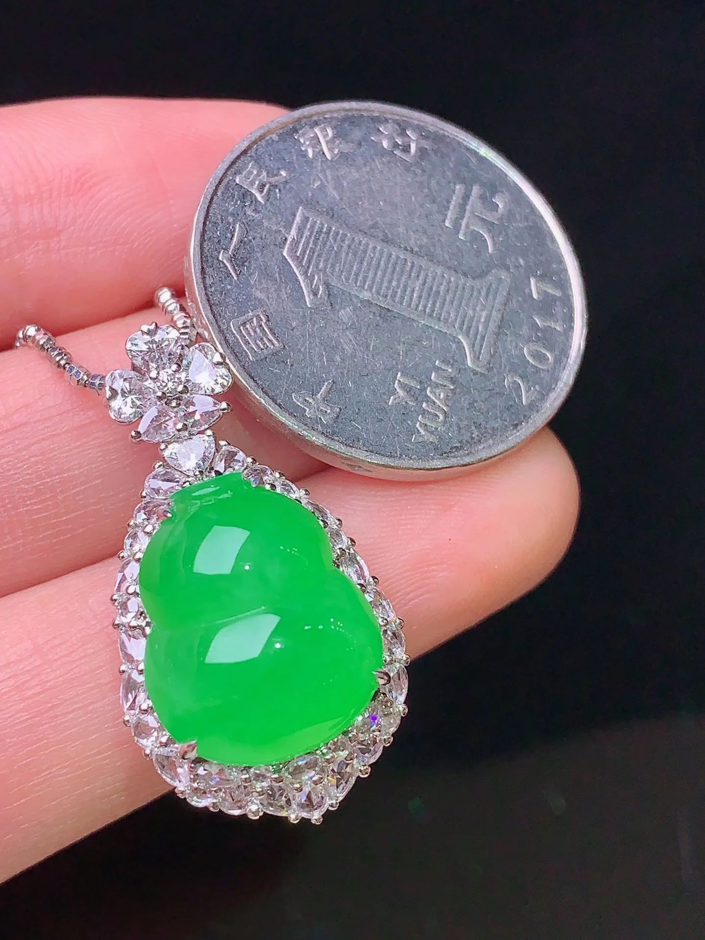 18k金钻镶嵌翠绿葫芦吊坠 玉质细腻 色泽清新艳丽 整体尺寸28.7*16*12.5