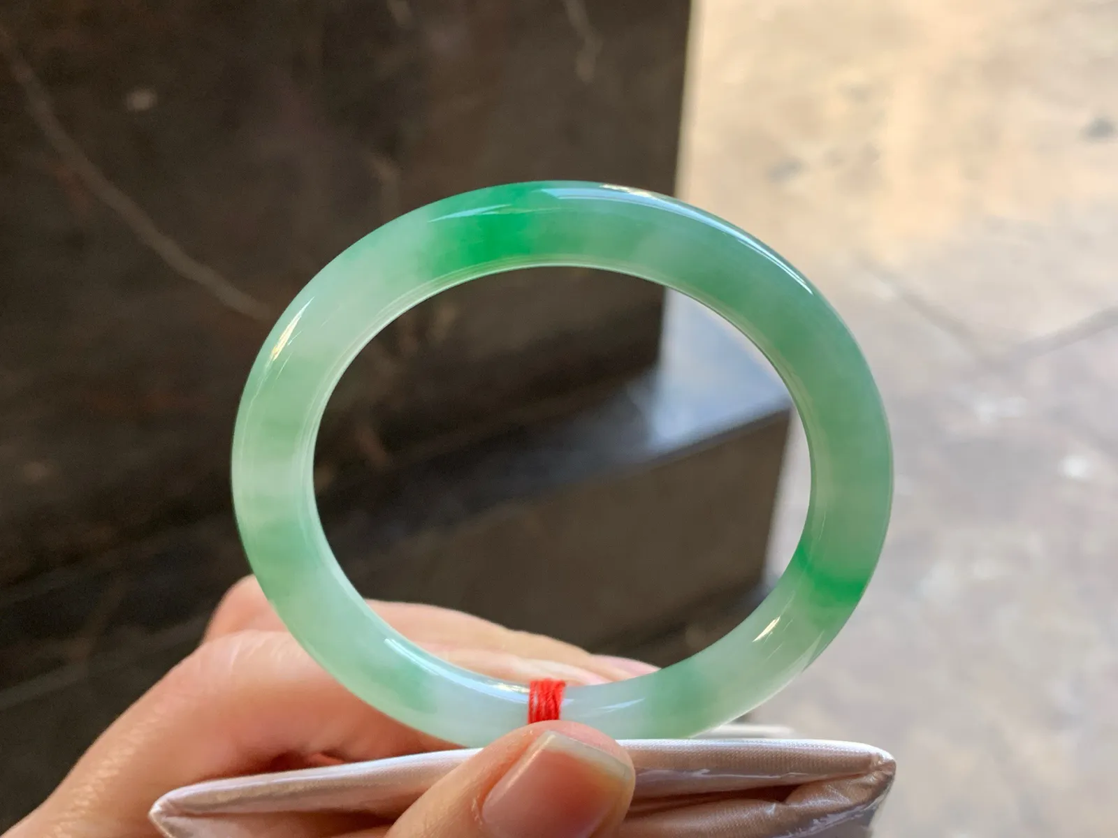 51-8

阳绿色圆条手镯^_^颜色好看