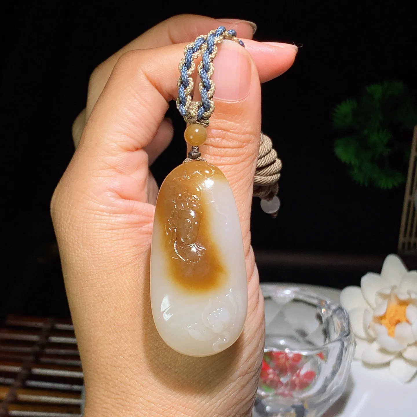 新疆和田玉白玉且末糖观音头挂件 尺寸50.3/24.6/13.6重26克。玉质细腻油润。手推出油。佩戴高端典雅。lt260224